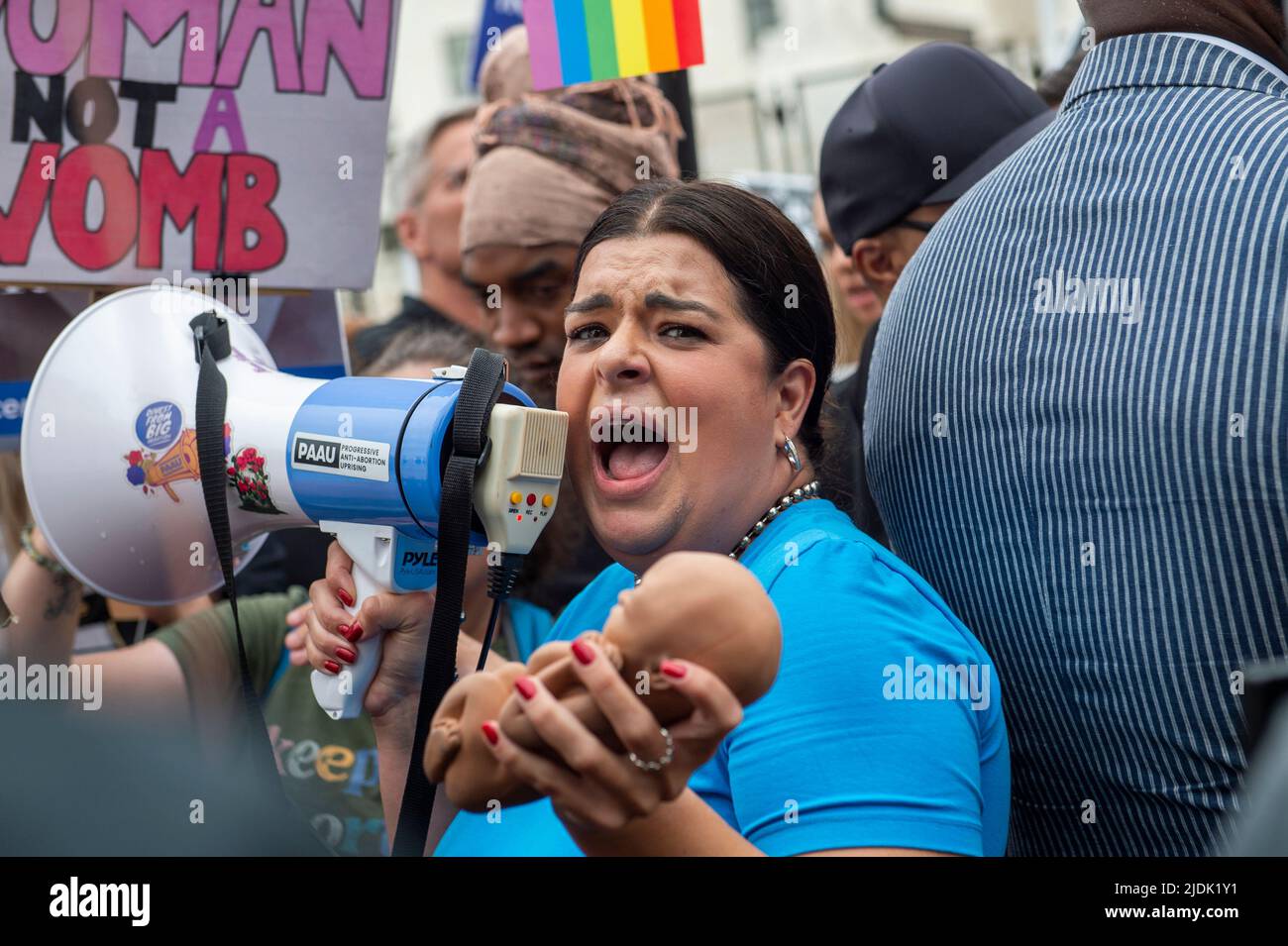 Washington, DC, 21. Juni 2022, Terrisa Bukovinac, Der Gründer und Geschäftsführer von Progressive Anti-Abtreibung Uprising, demonstriert, wie sich Wahlbefürworter und Pro-Life-Aktivisten vor dem Obersten Gerichtshof der USA mit Megaphonen niederrufen, während sie darauf warten, dass das Gericht seine Entscheidung an Dobbs v. Jackson weitergibt, Roe v. Wade in Washington zu stürzen, DC am 21. Juni 2022. Kredit: Rod Lamkey/CNP /MediaPunch Stockfoto