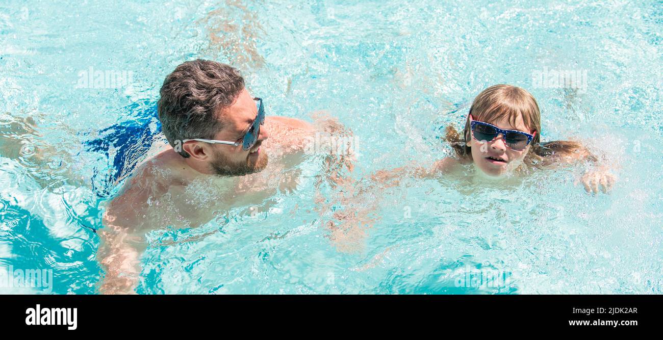 Vater und Sohn im Schwimmbad, Banner mit Kopierplatz. Glückliche