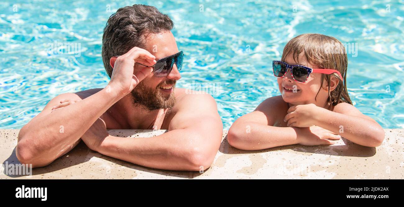 Vater und Sohn im Schwimmbad, Banner mit Kopierraum. Kindheit und Elternschaft. Freundschaft. Vater und Sohn tragen Gläser im Schwimmbadwasser Stockfoto