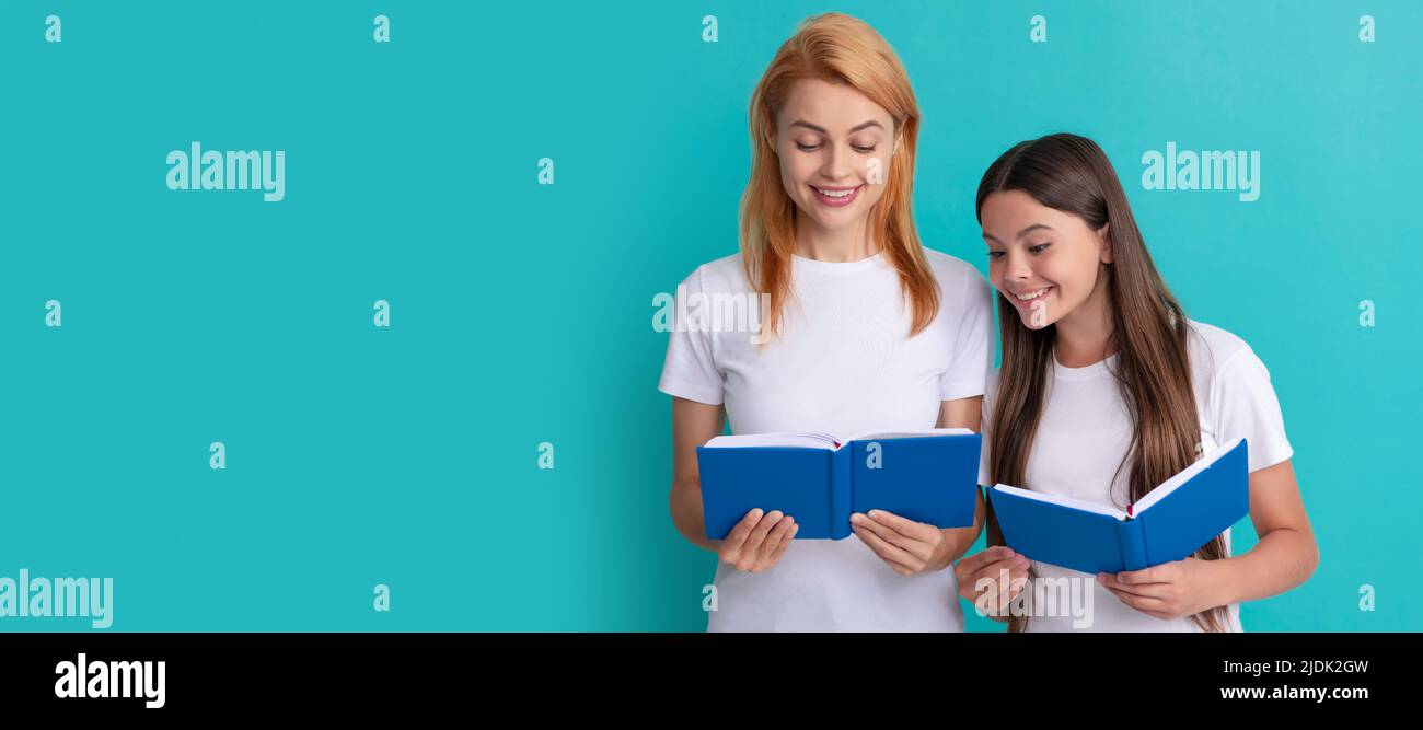 Mutter und Tochter Kinderbanner, Kopierraum, isolierter Hintergrund. Lächelnde Schulschülerin und Schülerin reding Bücher, zurück zur Schule. Stockfoto
