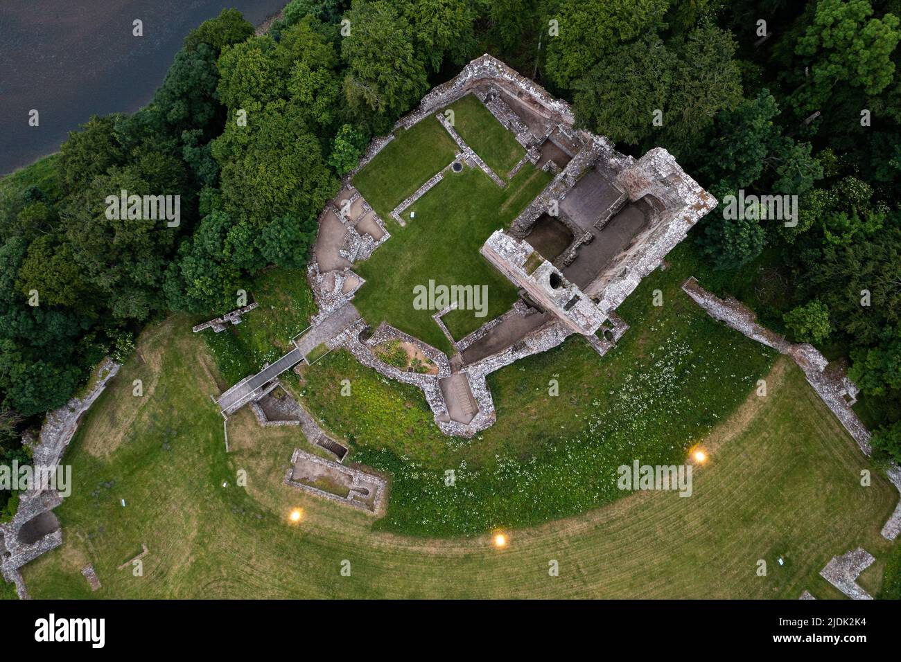 Norham Castle hoch über dem Fluss Tweed, erbaut von den Bischöfen von Durham, einem der wichtigsten Orte an der anglo-schottischen Grenze Stockfoto