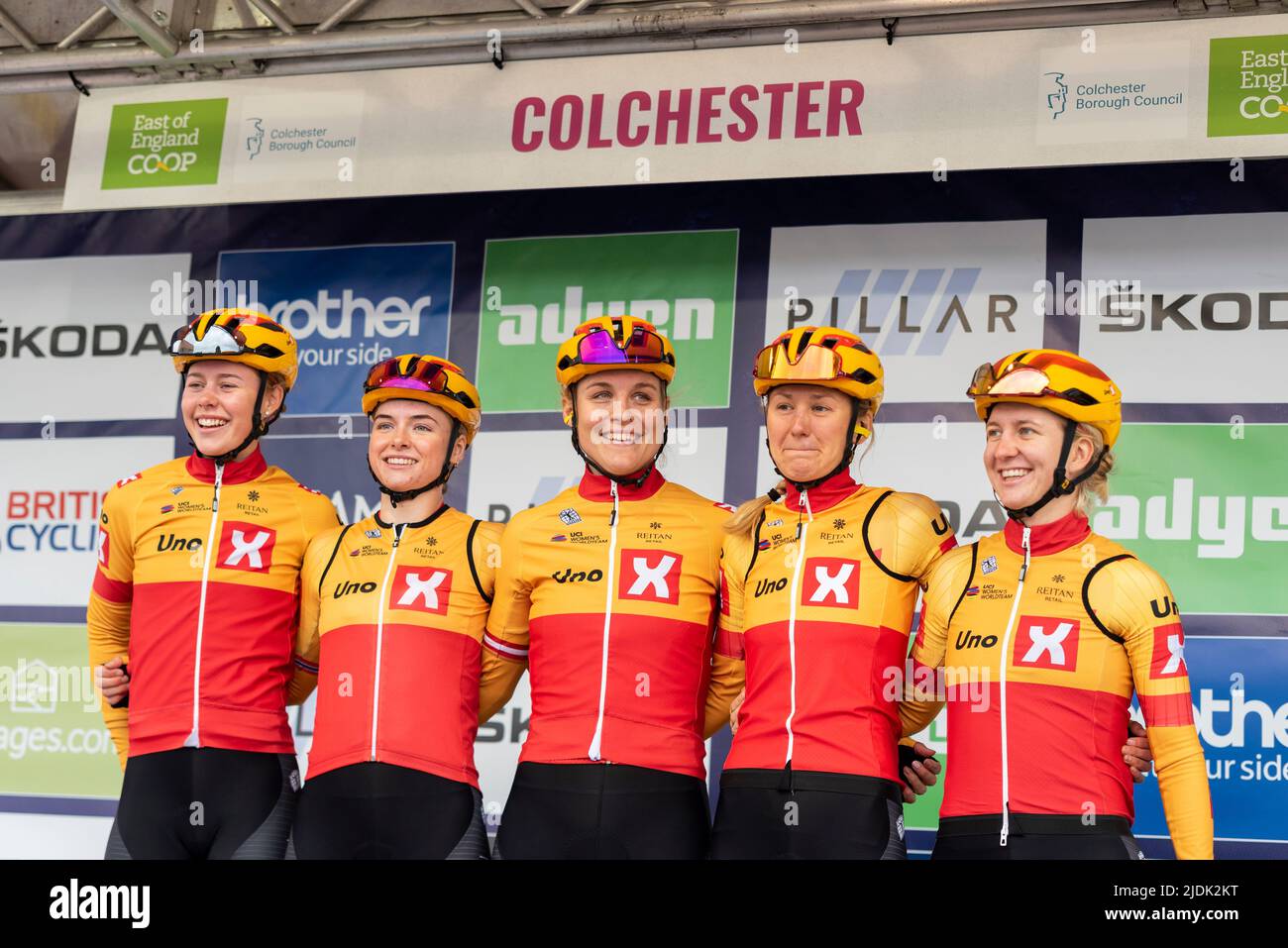 Anne Dorthe Ysland, Mie Bjorndal Ottestad, Julie Leth, Joscelin Lowden, Hannah Ludwig, Fahrer des Teams Uno X Pro Cycling Team vor dem Rennen in der UCI Stockfoto