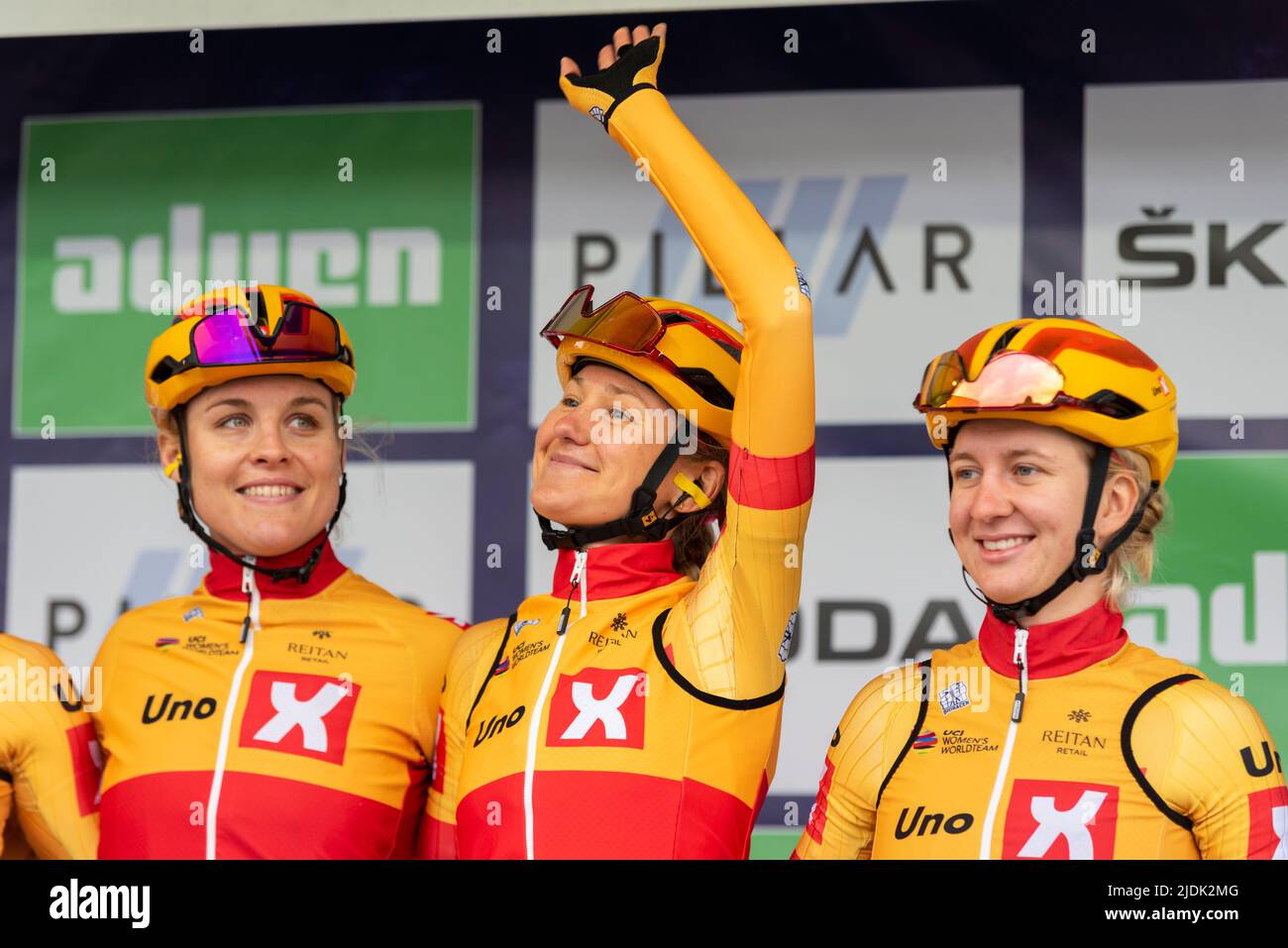 Julie Leth, Joscelin Lowden, Hannah Ludwig, Fahrer des Teams Uno X Pro Cycling Team, bevor sie im UCI-Radrennen der Women's Tour aus Colchester Rennen Stockfoto