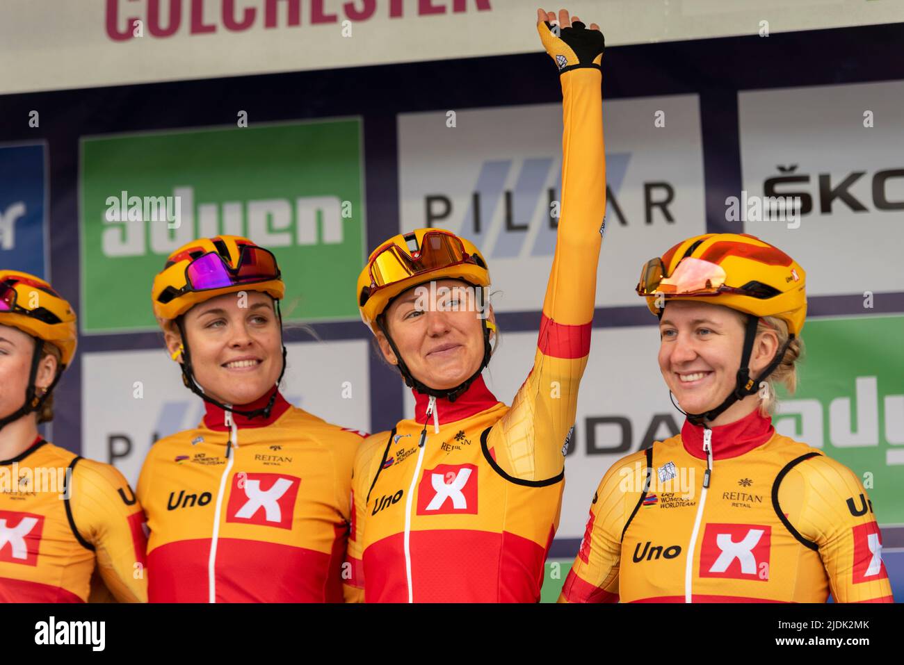 Julie Leth, Joscelin Lowden, Hannah Ludwig, Fahrer des Teams Uno X Pro Cycling Team, bevor sie im UCI-Radrennen der Women's Tour aus Colchester Rennen Stockfoto