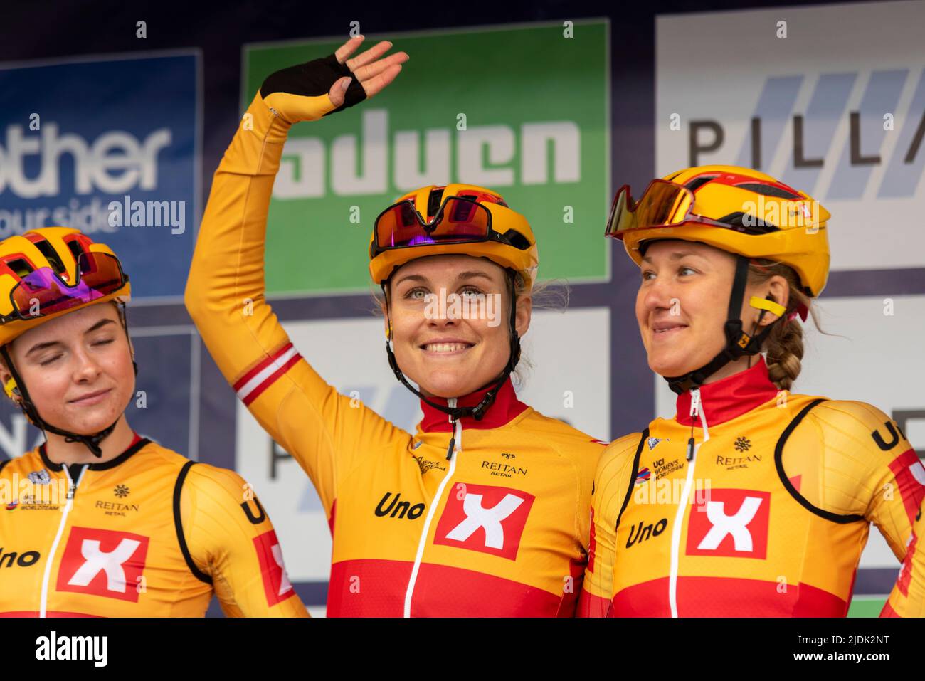 Mie Bjorndal Ottestad, Julie Leth, Joscelin Lowden, Fahrer des Teams Uno X Pro Cycling Team, bevor sie im UCI-Radrennen der Women's Tour gefahren sind Stockfoto