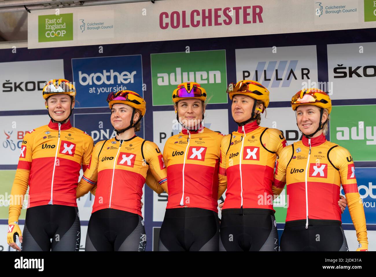 Anne Dorthe Ysland, Mie Bjorndal Ottestad, Julie Leth, Joscelin Lowden, Hannah Ludwig, Fahrer des Teams Uno X Pro Cycling Team vor dem Rennen in der UCI Stockfoto