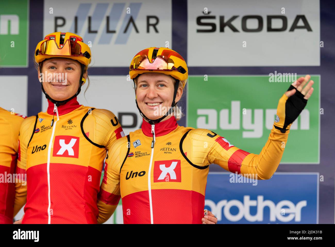 Joscelin Lowden, Hannah Ludwig, Fahrer des Teams Uno X Pro Cycling Team, bevor es im UCI das Women's Tour Radrennen aus Colchester bestieg Stockfoto