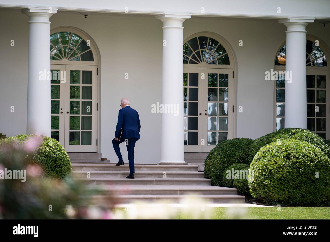 Washington, Vereinigte Staaten Von Amerika. 21.. Juni 2022. US-Präsident Joe Biden geht durch den Rosengarten zum Oval Office, nachdem er am Dienstag, den 21. Juni, eine Covid-19-Impfklinik in Washington, DC, USA, besucht hat. 2022. Säuglinge und Kleinkinder in den USA können jetzt gegen Covid-19 geimpft werden, nachdem die Schüsse von Moderna und Pfizer am Samstag die Unterstützung der Gesundheitsberater gewonnen haben. Kredit: Sarah Silbiger/Pool über CNP Foto über Gutschrift: Newscom/Alamy Live Nachrichten Stockfoto
