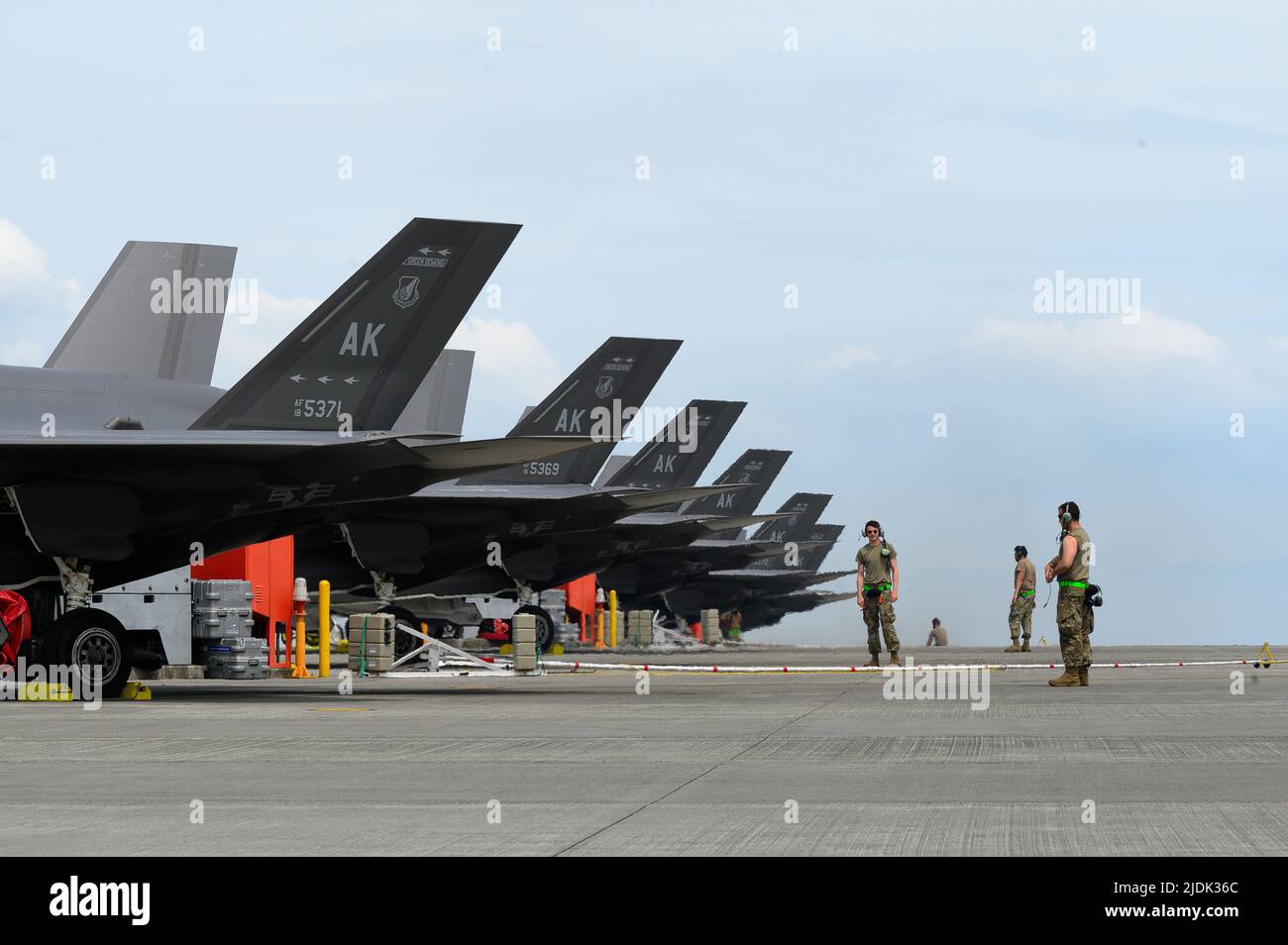 US-Luftmänner, die dem Air Expeditionary Wing 354. zugewiesen wurden, stehen während der Vorflugoperationen für die Ausbildung zum agilen Kampfeinsatz an der Marine Corps Air Station Iwakuni, Japan, 20. Juni 2022, zur Seite. Übungen und Operationen unter Einbeziehung von ACE-Konzepten stellen sicher, dass die im Indo-Pazifik-Raum eingesetzten Kräfte bereit sind, die Vereinigten Staaten und ihre verbündeten Interessen und Partnerinteressen sofort zu schützen und zu verteidigen. (USA Luftwaffe Foto von Senior Airman Jose Miguel T. Tamondong) Stockfoto