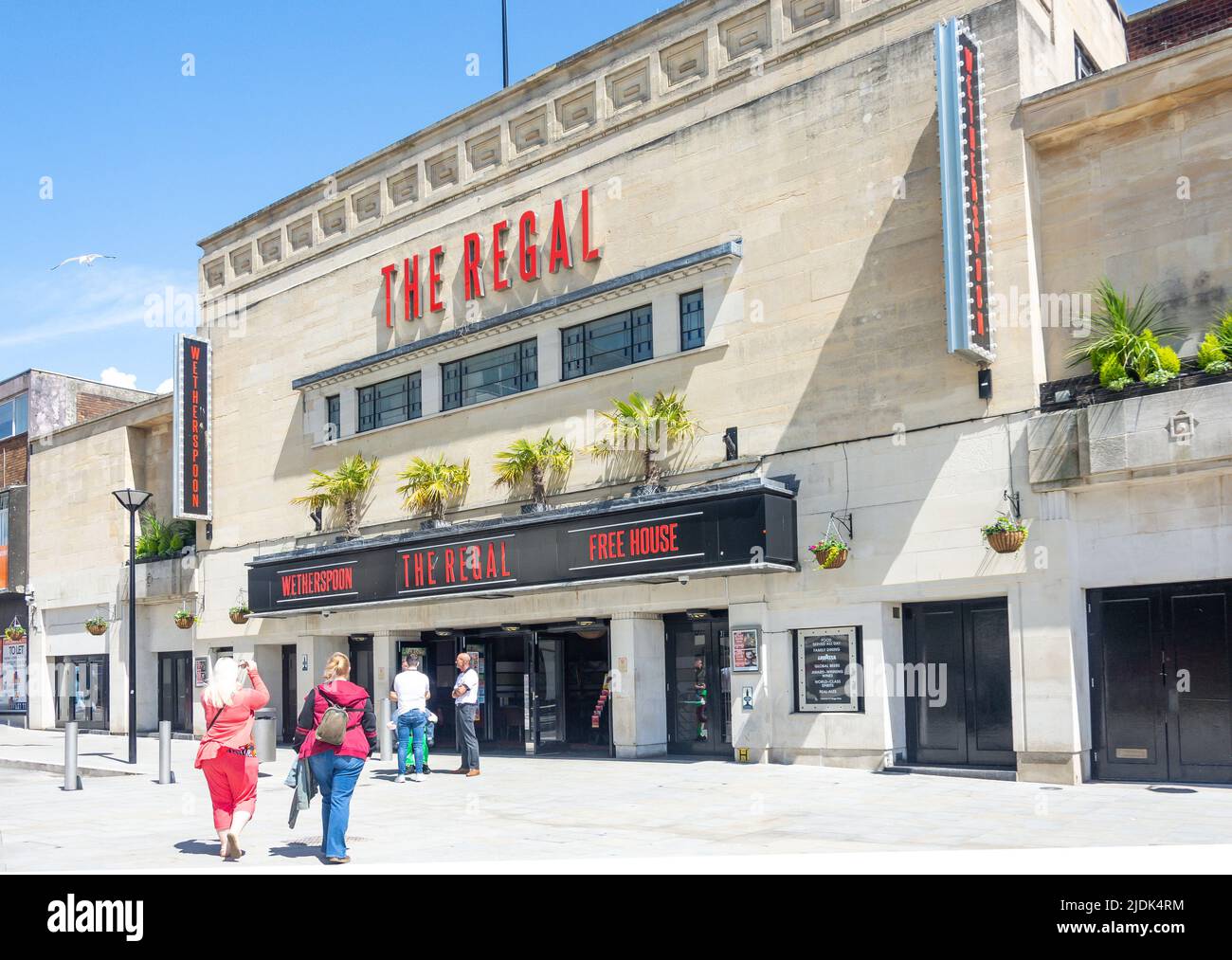 The Regal Pub (Wetherspoon), Kings Square, Gloucester, Gloucestershire, England, Vereinigtes Königreich Stockfoto