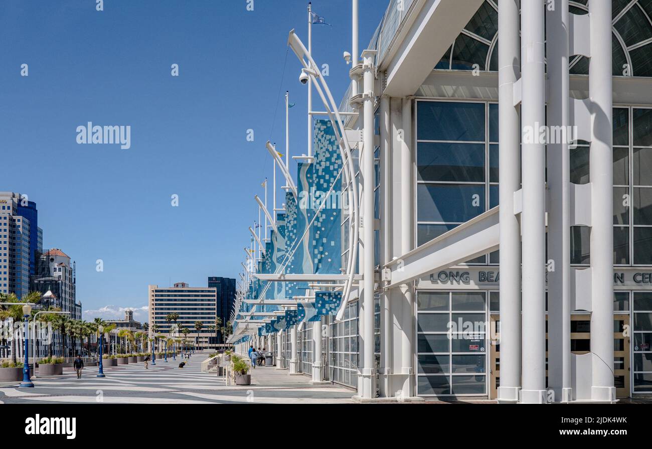 LONG BEACH, KALIFORNIEN - 21. April 2022: Long Beach ist bekannt für seine Attraktionen am Wasser, darunter die Queen Mary. Es werden mehrere Sportarten angeboten Stockfoto