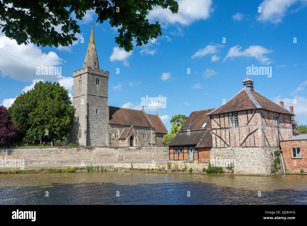 Die Pfarrkirche St. James und Taubenschlag in Staunton Court, Staunton, Gloucestershire, England, Vereinigtes Königreich Stockfoto
