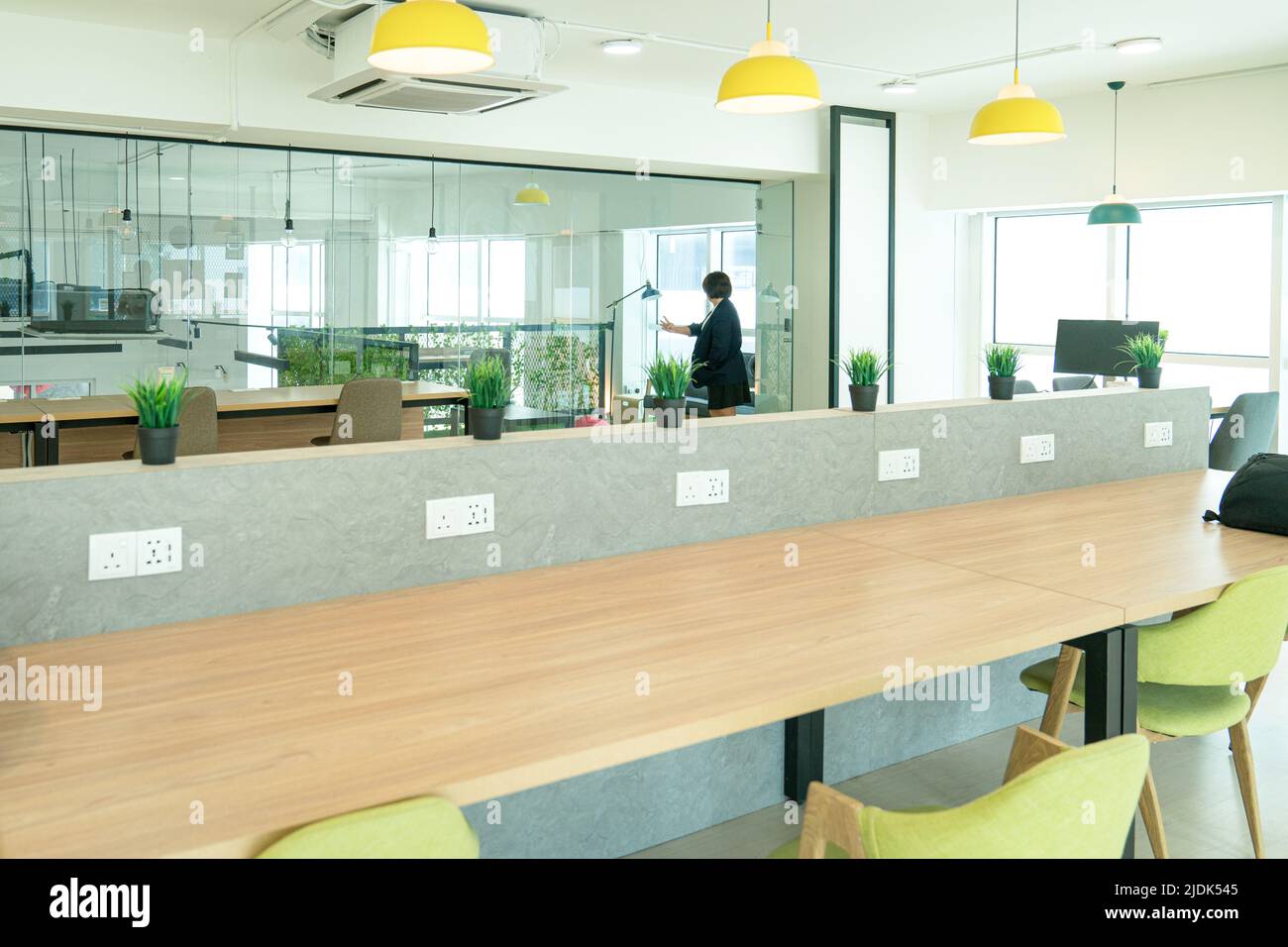 Co-Arbeitsbereich mit Schreibtischen und Stühlen. Offene Büroflächen. Stockfoto