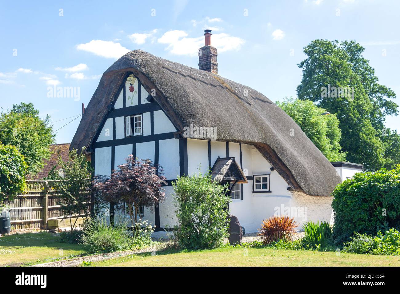 Reetgedeckte Hütte auf der Green, High Street, Chalgrove, Oxfordshire, England, Vereinigtes Königreich Stockfoto