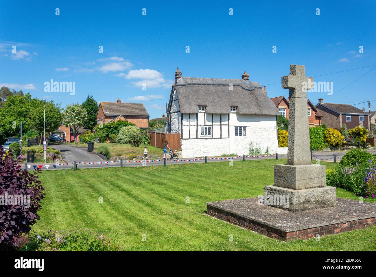 War Memorial und Reetgedeckte Hütte auf der Green, High Street, Chalgrove, Oxfordshire, England, Vereinigtes Königreich Stockfoto