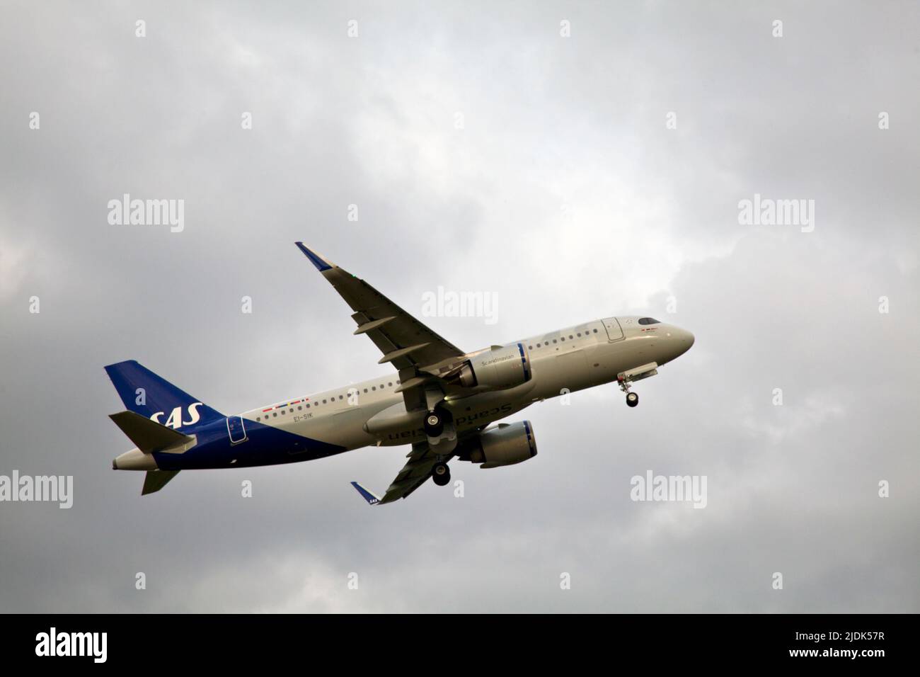 Flugzeug, das vom Flughafen Manchester, Großbritannien, abfliegt Stockfoto