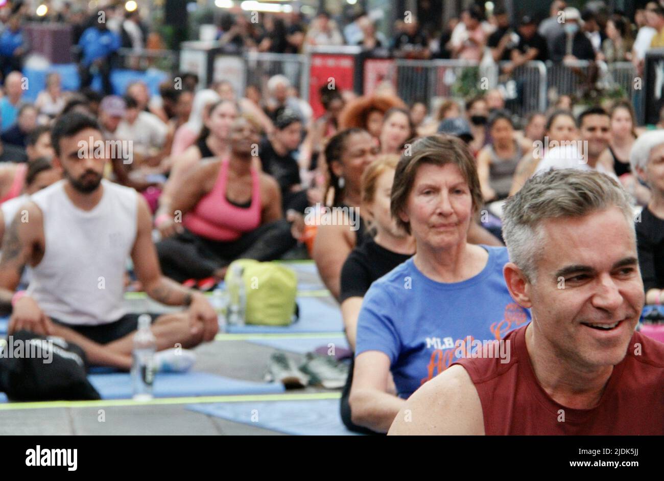 21. Juni 2022, New York, USA: (SPO) Sonnenwende auf dem Times Square am Internationalen Yoga-Tag. 21. Juni 2022, New York, USA: Sonnenwende am Times Square am Internationalen Yoga-Tag, der am 21. Juni auf dem Times Square unter dem Motto Ã¢â‚¬Å Mind Over MadnessÃ¢â‚¬Â vom Alpha Girl Club präsentiert wird. Es war ein kostenloser Solstice Yoga Unterricht für alle und viele Leute kamen. An der Veranstaltung nahmen das indische Generalkonsulat in New York, der Präsident der Times Square Alliance, Tom Harris und Douglas Steward, der Mitbegründer von Solstice, Teil. Die Sonnenwende, die 20 Jahre Bestehen am feiert Stockfoto