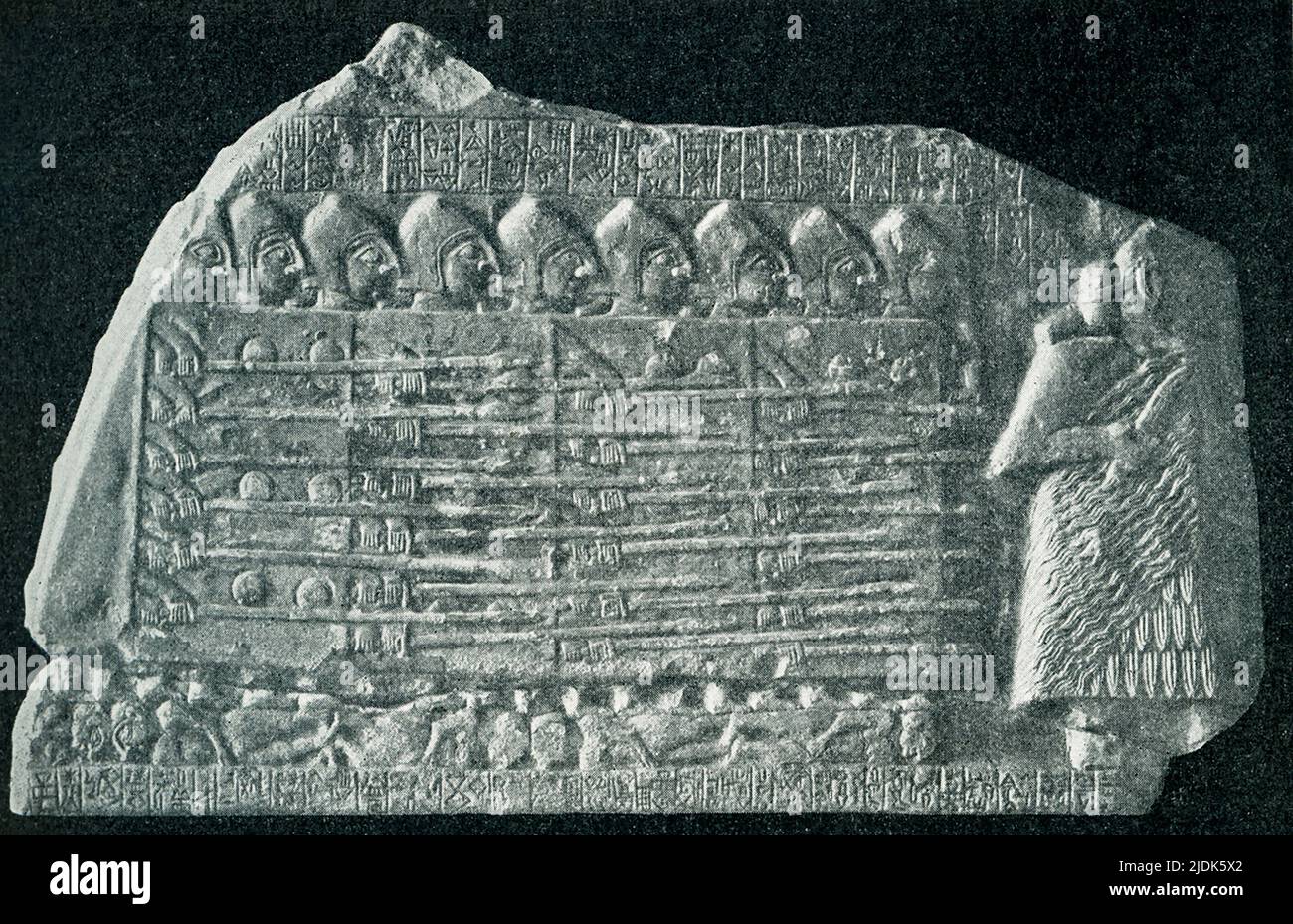 Dieses Bild aus dem Jahr 1910 zeigt die Geierstele, die von Lagash als Kriegspropaganda geschrieben wurde. Bei der Interpretation der Stele ist es daher wichtig zu beachten, dass sie einseitig und von Natur aus voreingenommen ist. Auf beiden Seiten der Stele sind Szenen geschnitzt, wobei die Inschriften den negativen Raum ausfüllen. Datiert auf ca. 2600 und 2350 v. Chr., ist es ein Schlüsselstück der Geschichte der Kriegsführung. Die Stele stammt aus Tello (antikes Girsu) im Irak und stammt aus der frühen dynastischen III. Periode. Die Stele wurde errichtet, um den Sieg des sumerischen Stadtstaates Lagash, der von Eanatum regiert wurde, über seinen Rivalen Umma zu feiern. Stockfoto