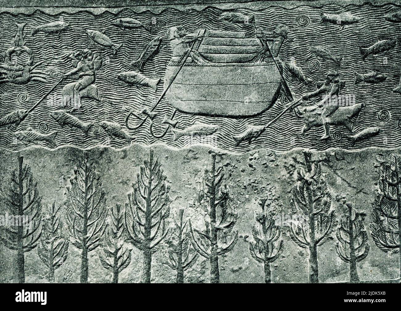 Dieses Bild aus dem Jahr 1910 zeigt ein Wandrelief im Südwestpalast von Ninive zur Zeit des assyrischen Herrschers Sennacherib. Es zeigt Korakel auf dem Fluss, die Materialien bringen und einige Fischer passieren, die auf aufgeblasenen Fellen schwimmen. Das vollständige Relief zeigt eine Skulptur eines menschköpfigen geflügelten Stiers für Sennacheribs Palast. Der Stier steht auf einem Schlitten, drei Offiziere stehen auf dem Stier, einer hält eine Trompete. Arbeiter bringen Ausrüstung mit, darunter Sägen, Beile, Schaufeln und Schaufeln. Der Zeitraum seiner Herstellung ist 700-692 BC. Stockfoto
