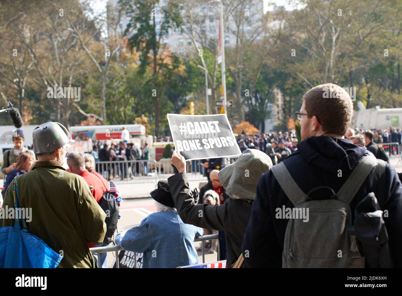 Manhattan, New York, USA - November 11. 2019: Donald Trump Protestler mit Schild: Cadet Bone Spurs. Protest gegen Präsident Donald Trump während Veteranen Stockfoto