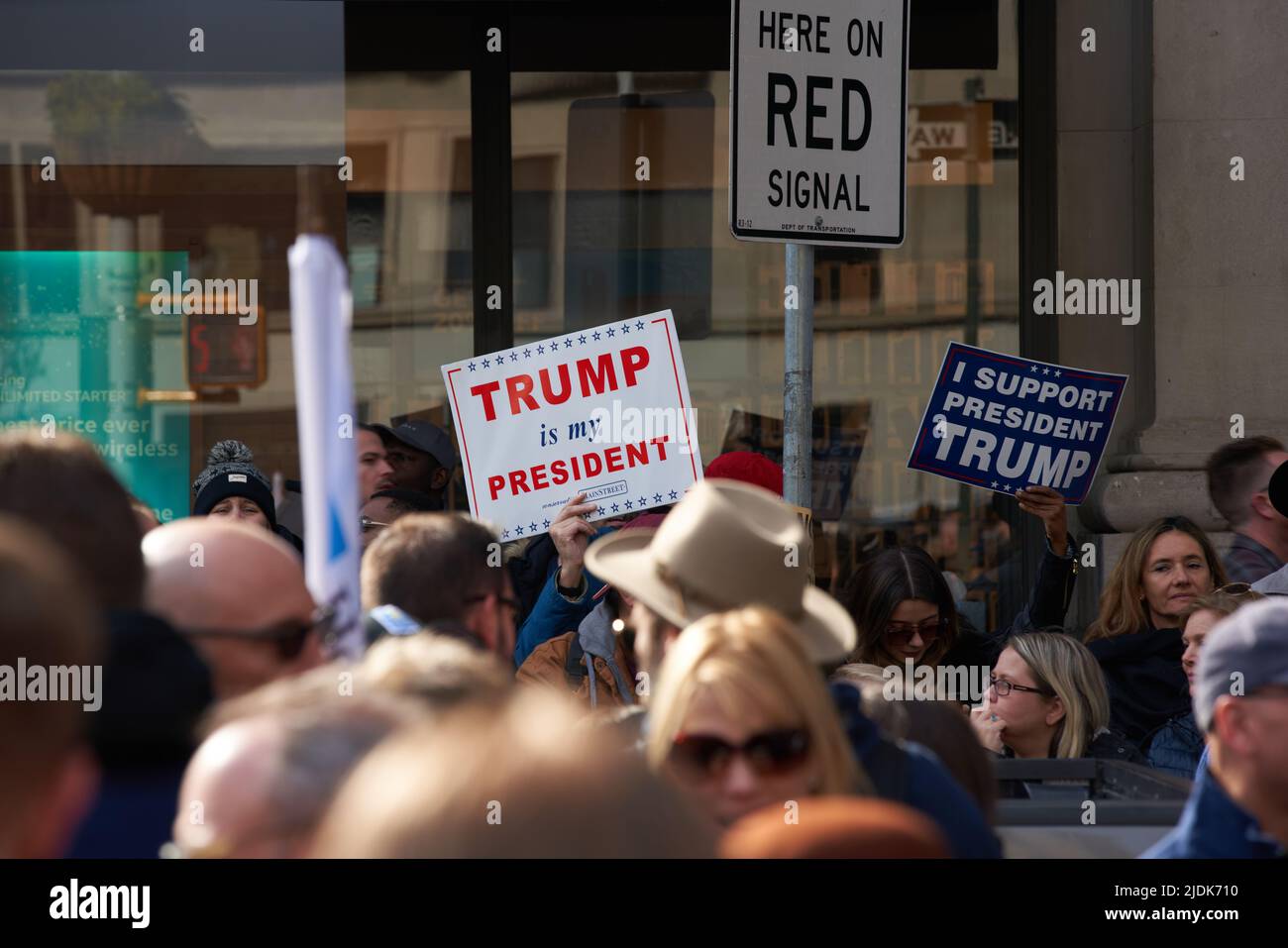 Manhattan, New York, USA - November 11. 2019: Trump-Anhänger mit Zeichen: Trump ist mein Präsident. Trump-Fans während der Veterans Day Parade in NYC Stockfoto