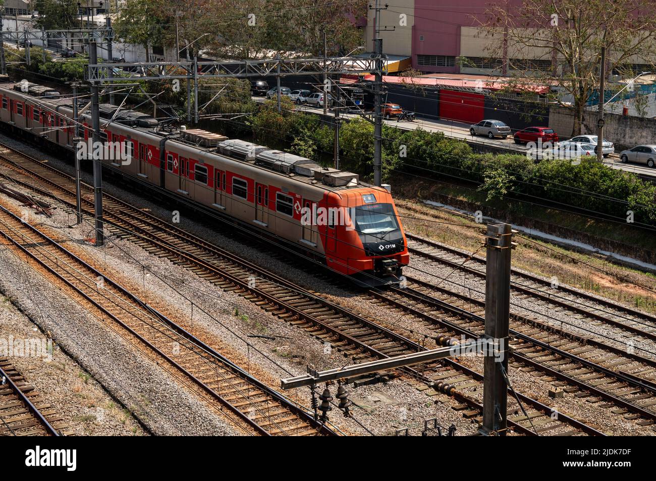 Bahngleise der CPTM-Linie 7 (Ruby-Linie) in der Nähe des Bahnhofs Palmeiras-Barra Funda an einem sonnigen Tag mit der Gustav Willi Borghoff Straße auf der Rückseite. Stockfoto