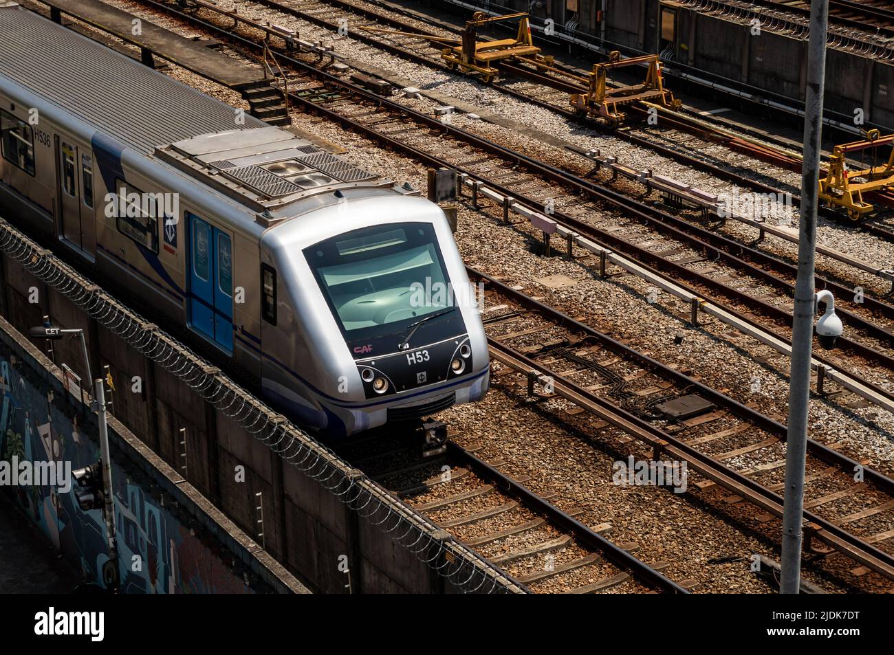 Nahansicht von Palmeiras-Barra Funda, die an einem sonnigen Tag die Bahngleise im Kopfstützenbereich und einige Wartungsgeräte in der Nähe umkehren. Stockfoto