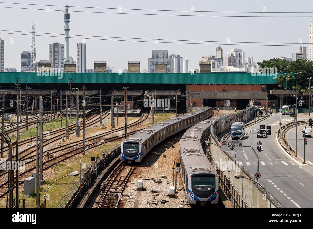 Sao Paulo U-Bahn-Züge, die den Palmeiras-Barra Funda Terminal-Bahnhof betreten und verlassen, kehren kopfüber manövrierenden Zughof unter sonnigem blauen Himmel zurück Stockfoto