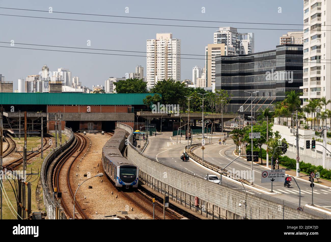 Westansicht des Terminals Palmeiras-Barra Funda mit Teilansicht der umkehrenden Bahngleise und der Mario de Andrade Avenue. Stockfoto