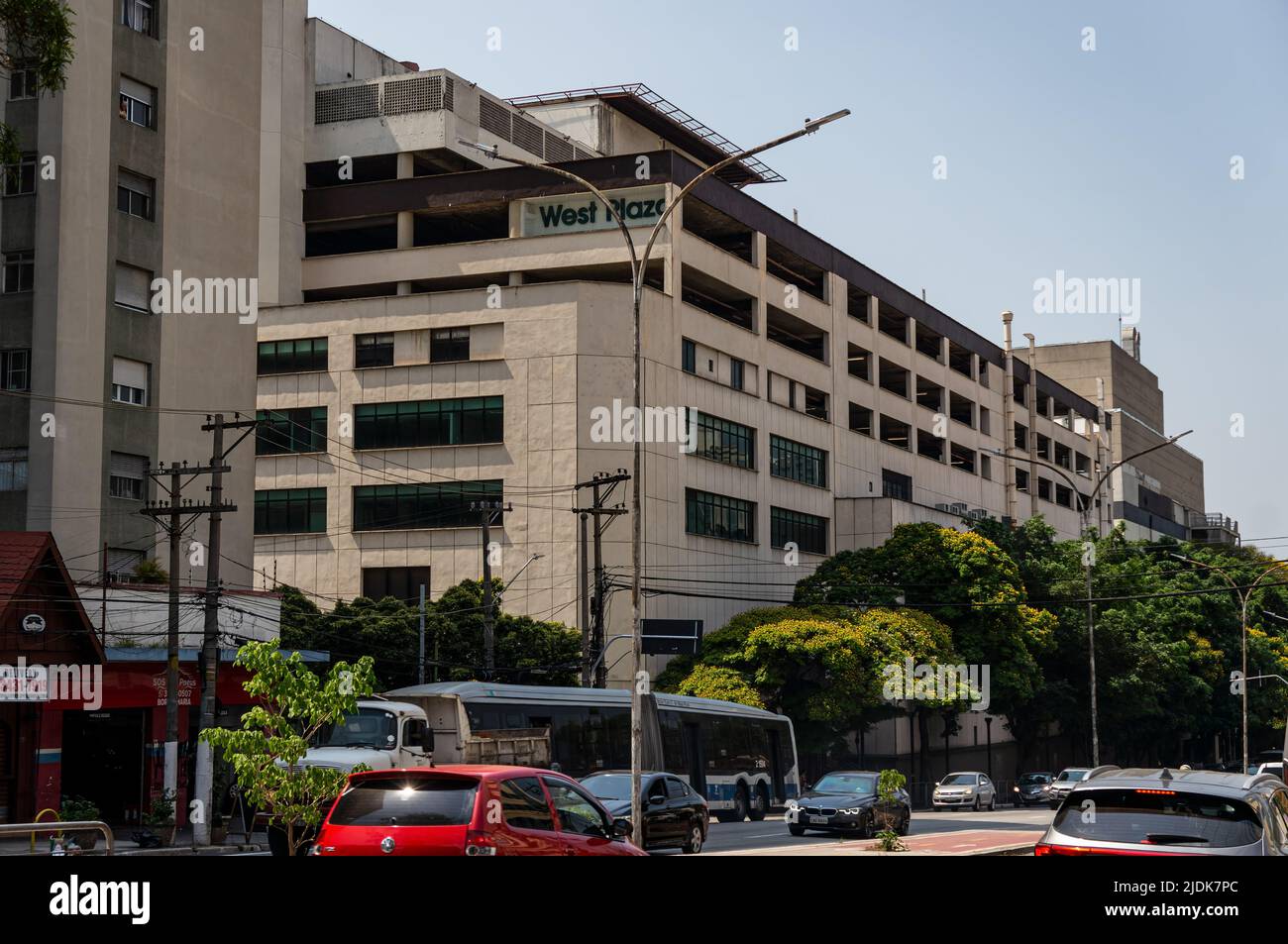 Blick auf das Einkaufszentrum West Plaza, das Einen Block von der Antarktis Avenue entfernt ist und an einem normalen Arbeitstag unter einem sonnigen, klaren blauen Himmel viel Verkehr herrscht. Stockfoto