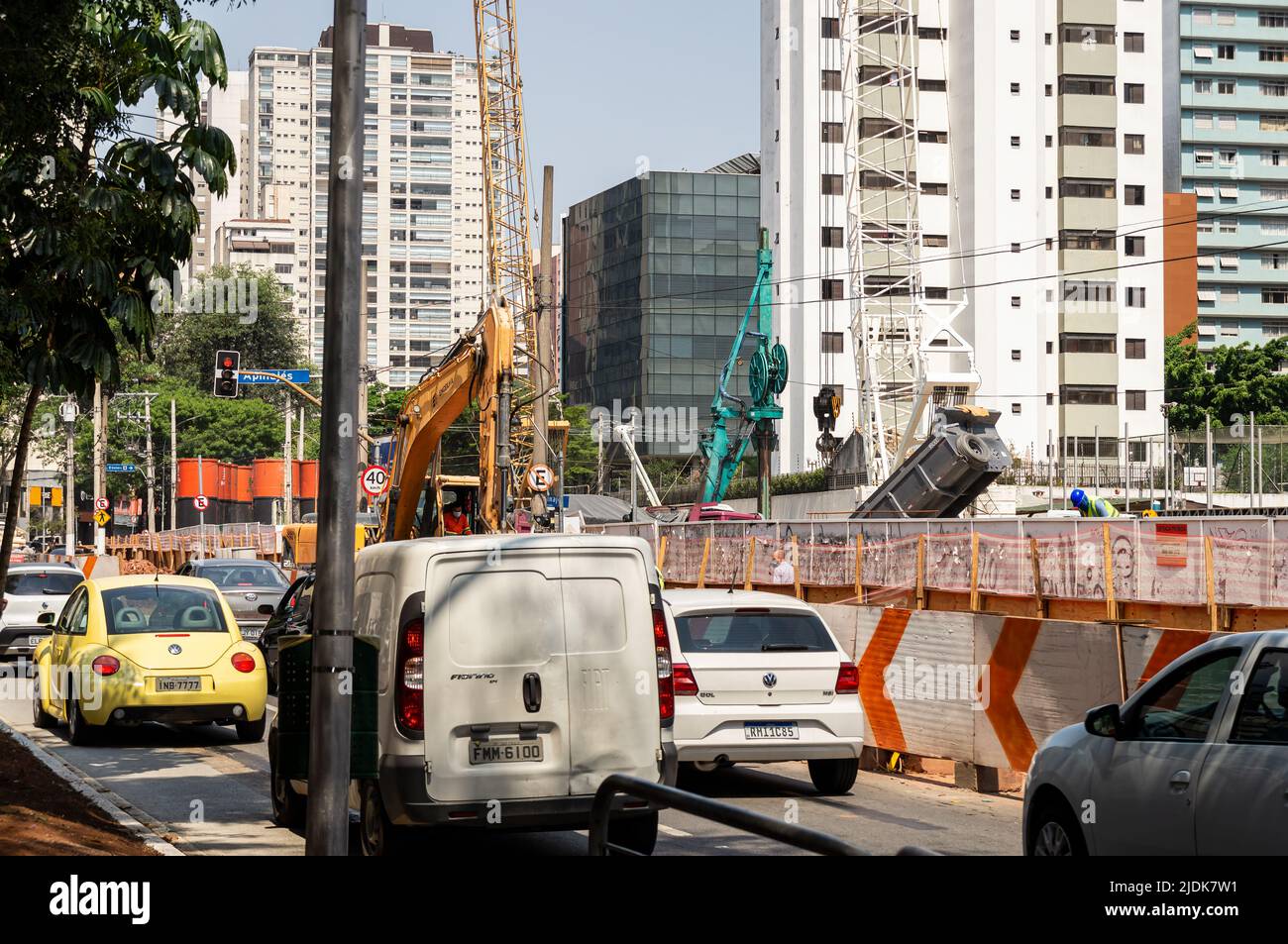 Starker Verkehr, der auf der Baustelle der zukünftigen Metrostation Perdizes in der Sumare Avenue zwischen den Straßen Apinajes und Apiacas unter blauem Himmel vorbeizieht. Stockfoto
