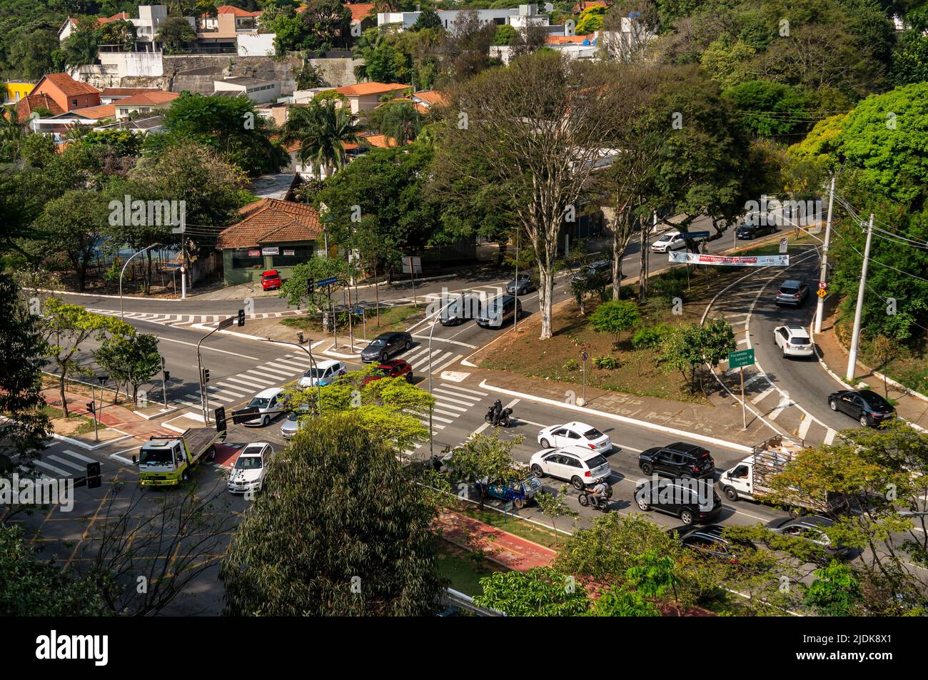 Verkehr in die Paulo VI Avenue von der Olavo Freire Straße, der nahe gelegenen U-Bahnstation Sumare und dem Marcia Aliberti Mammana Platz an einem normalen Tag kommend. Stockfoto