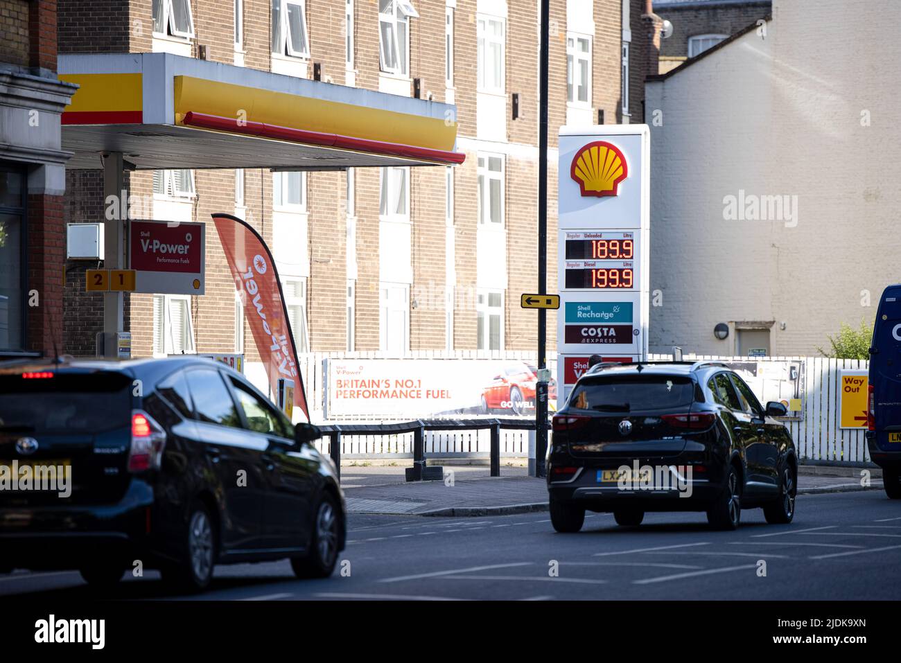 London, Großbritannien. 21.. Juni 2022. Die Fahrzeuge werden an einer Preisplatine an einer Shell-Tankstelle gesehen, die die Stückpreise verschiedener Gase in London anzeigt. Die Benzinpreise in Großbritannien steigen weiter. Ein Liter Diesel ist in London fast 200p. Die Kraftstoffpreise sind seit dem letzten Sommer angesichts des Ausbruchs der Energiekrise gestiegen, wobei eine Kombination aus Faktoren wie eine Abschwächung des Pfund gegenüber dem Dollar, Inflation, dem Krieg in der Ukraine und einem Druck auf die Raffineriekapazitäten aufgrund der COVID-Pandemie eine Rolle spielen. (Foto von Hesther Ng/SOPA Images/Sipa USA) Quelle: SIPA USA/Alamy Live News Stockfoto