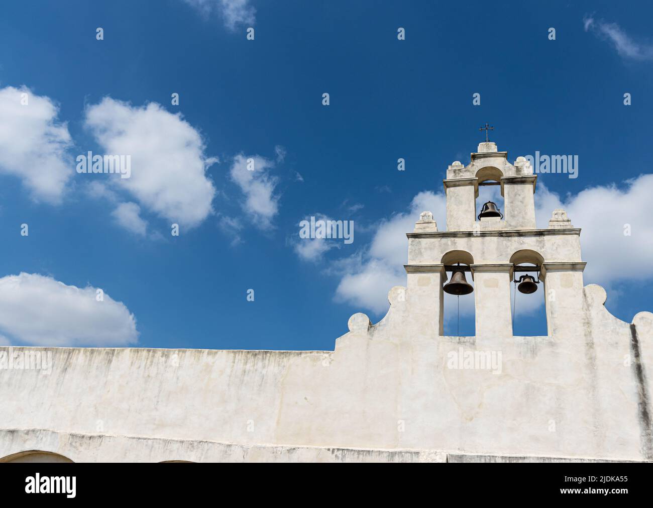 Glockenturm und weiße Wände in Mission San Juan, San Antonio, Texas, USA Stockfoto