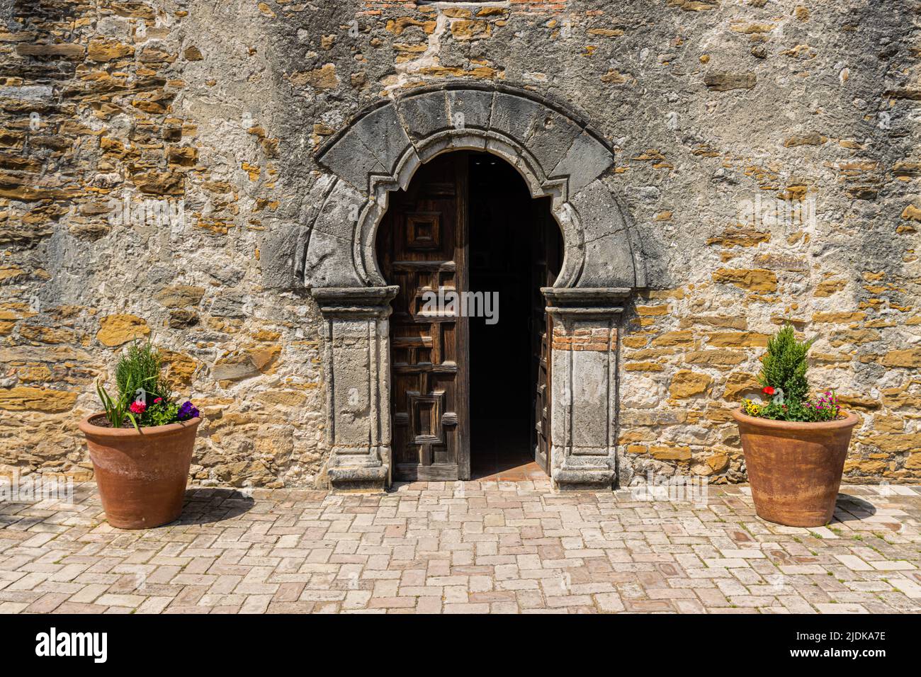 Die Kirche und der Glockenturm in der Mission San Francisco de la Espada, San Antonio, Texas, USA Stockfoto