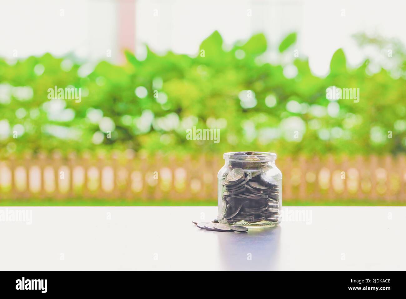 Stapel von Münzen in einem Glas. Sparkonzept. Stockfoto