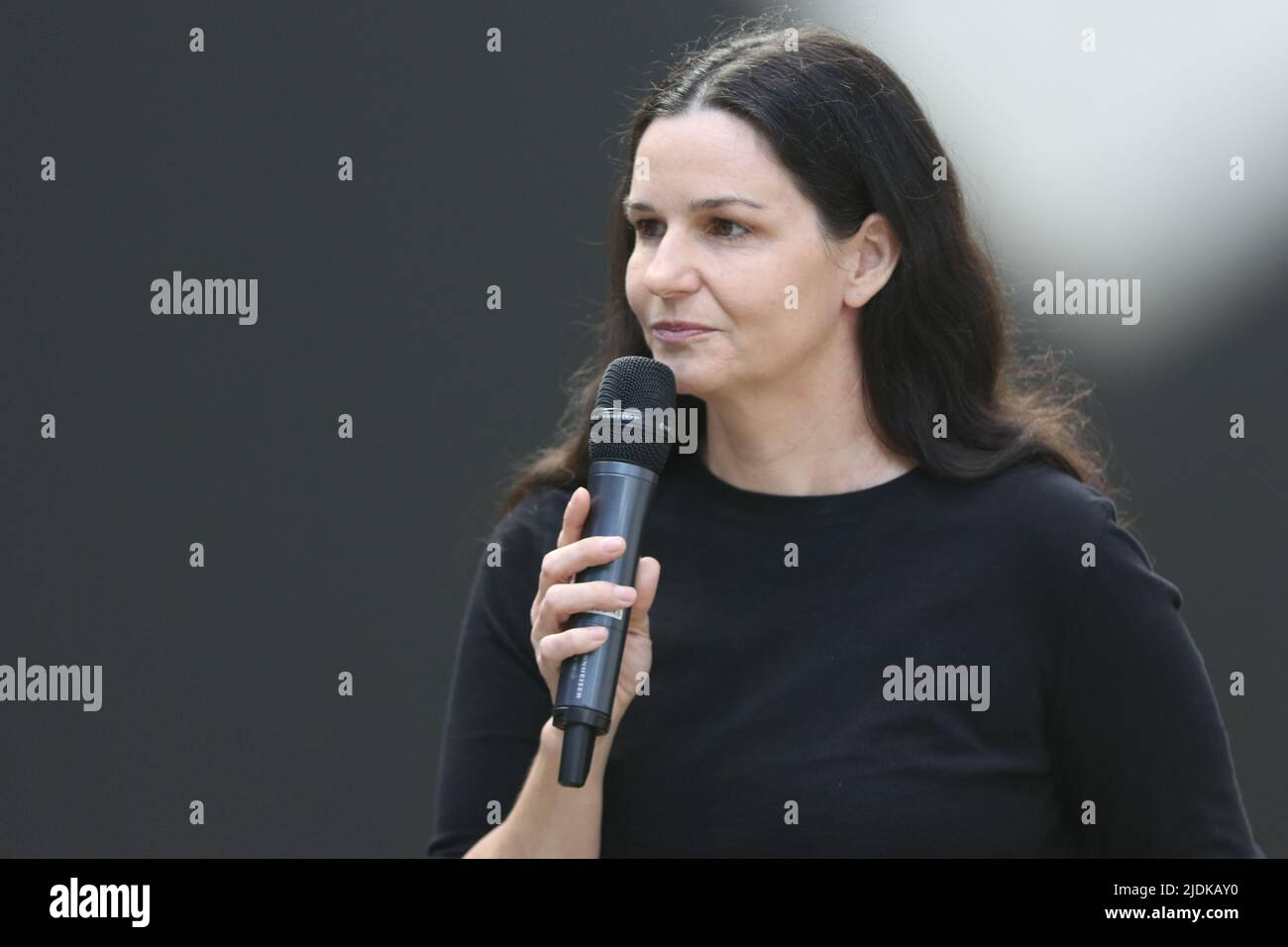 Sydney, Australien. 22.. Juni 2022. Erster Blick auf eine große Einzelausstellung des australischen Künstlers Mel O’Callaghan, einschließlich einer Installation von zwei großen Stimmgabeln, die von Performern aktiviert werden, sowie Ton- und Filmelementen. Im Bild: Künstler Mel O’Callaghan. Kredit: Richard Milnes/Alamy Live Nachrichten Stockfoto