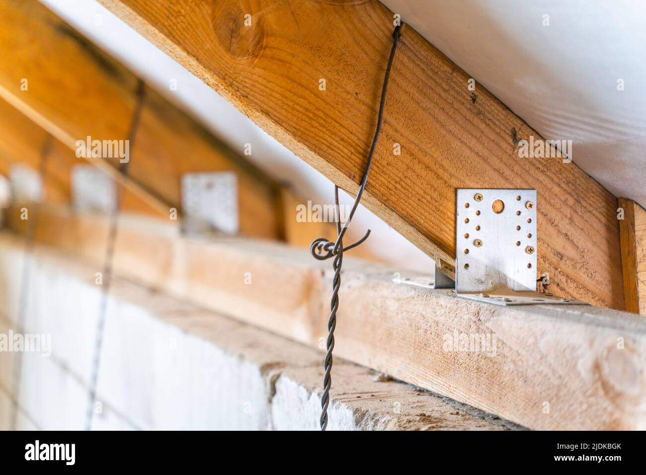 Die verstärkte perforierte Metallecke verstärkt die Dachkonstruktion Stockfoto