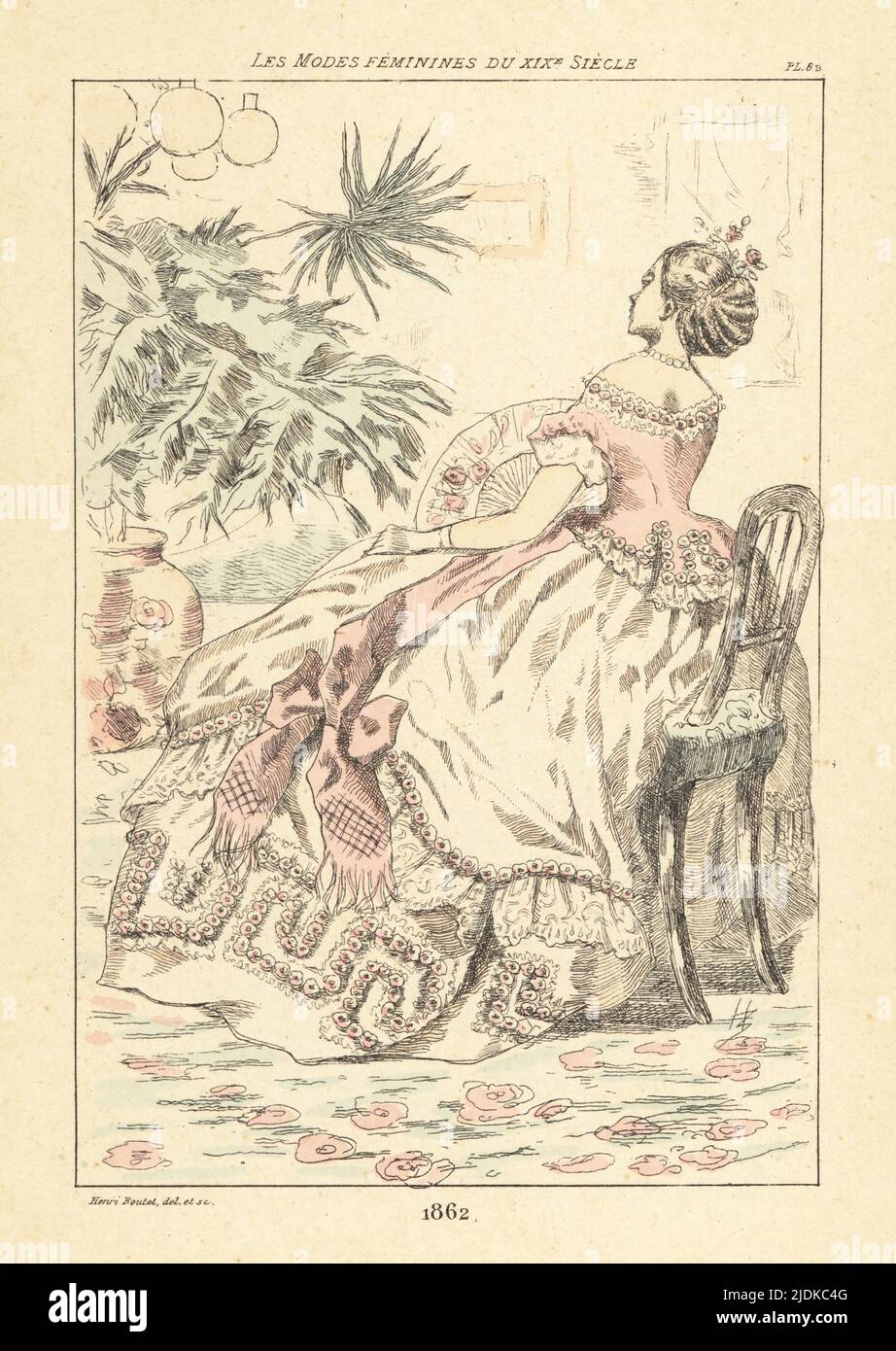 Modische Dame in einem Salon mit großer Palmtopfpflanze, Paris, 1862. Mit Blumen im Haar, einem großen Fächer, Kleid mit eng anliegendem Oberteil, vollen Röcken mit Spitzenkügeln und gestickten Rosen verziert. Handkolorierte Trockenpunkt- oder pointe-Seche-Radierung von Henri Boutet aus Les Modes feminines du XIXeme Siecle (feminine Mode des 19.. Jahrhunderts), Ernest Flammarion, Paris, 1902. Boutet (1851-1919) war ein französischer Künstler, Kupferstecher, Lithograph und Designer. Stockfoto