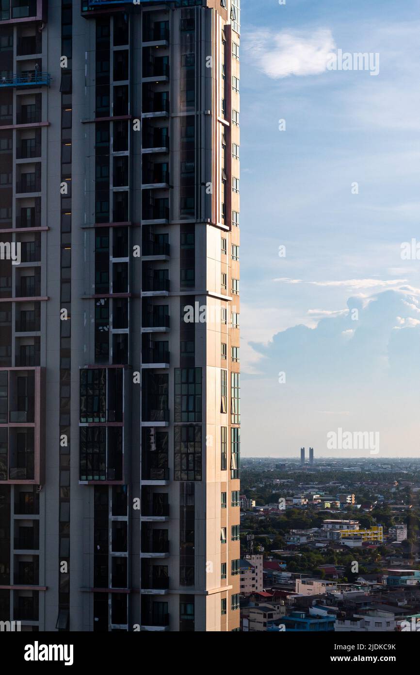 Nahaufnahme des Gebäudes mit Wolkenkratzern im Freien und blauer Skyline im Hintergrund Stockfoto