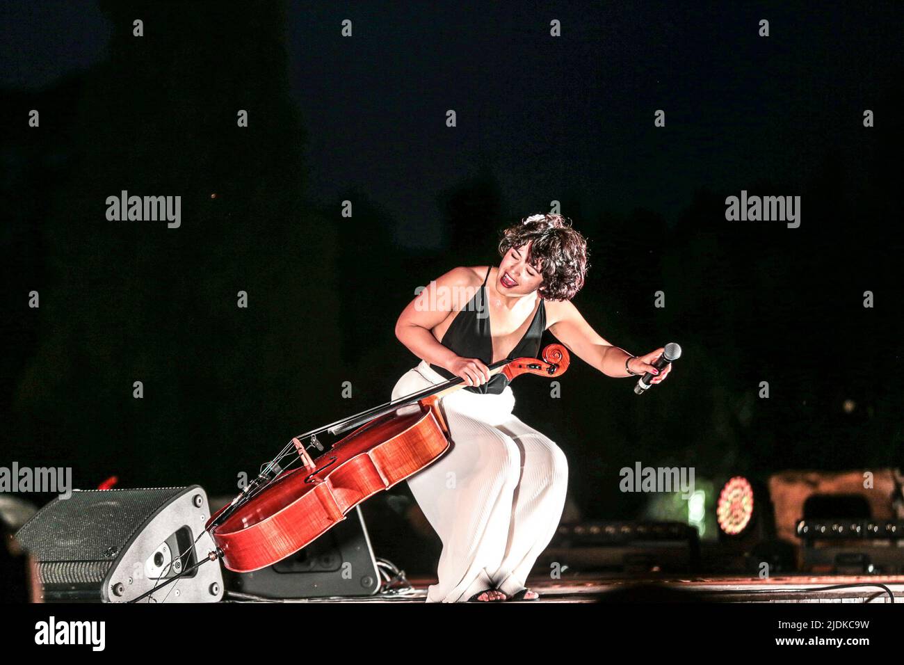 21. Juni 2022, Rom, Italien: Venere in Musica 2. Abend im Archäologischen Park des Kolosseums. Im Inneren des Musikfestivals 2022 in Rom. 21/06/22- Ana CarlaMaza violoncellista cubana die erste Rezension von ''Venere in Musica'', die mit dem Direktor Alfonsina Russo unter der künstlerischen Leitung von Simone Prattico organisiert wurde, fand in der herrlichen Kulisse des Venustempels statt. Im Rahmen des Europäischen Musikfestivals, das in diesem Jahr auf der Bühne die kubanische Cellistin Ana Carla Maza, die die Klänge und Farben Lateinamerikas und das Jazz-Duo präsentiert, Französisch Exzellenz, Vincent Peirani auf dem Akkordeon und.EMI sah Stockfoto