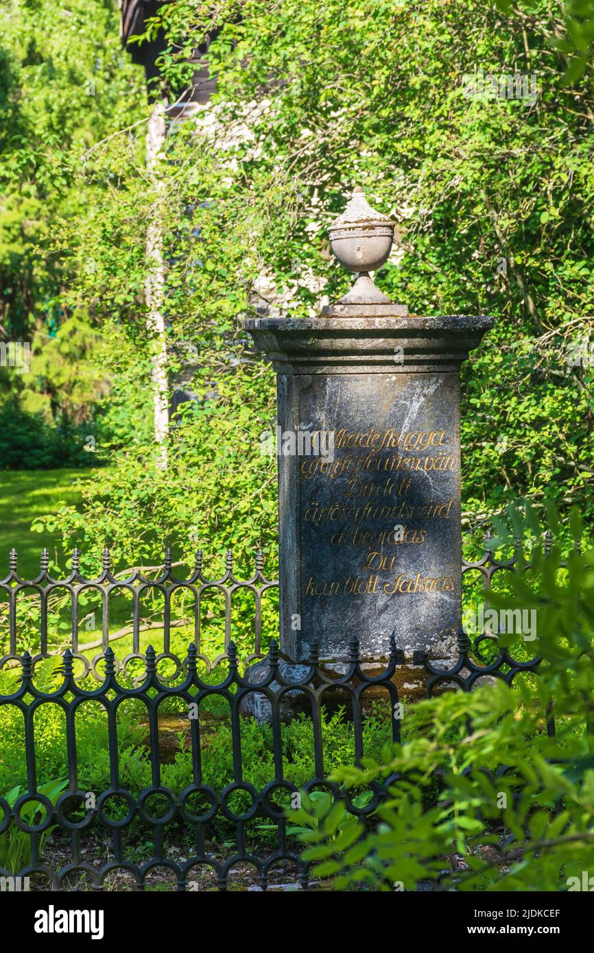 Steinsäule an einem alten Familiengrab auf dem Kirchhof einer alten mittelalterlichen Steinkirche in Messukylä Tampere Finnland Stockfoto
