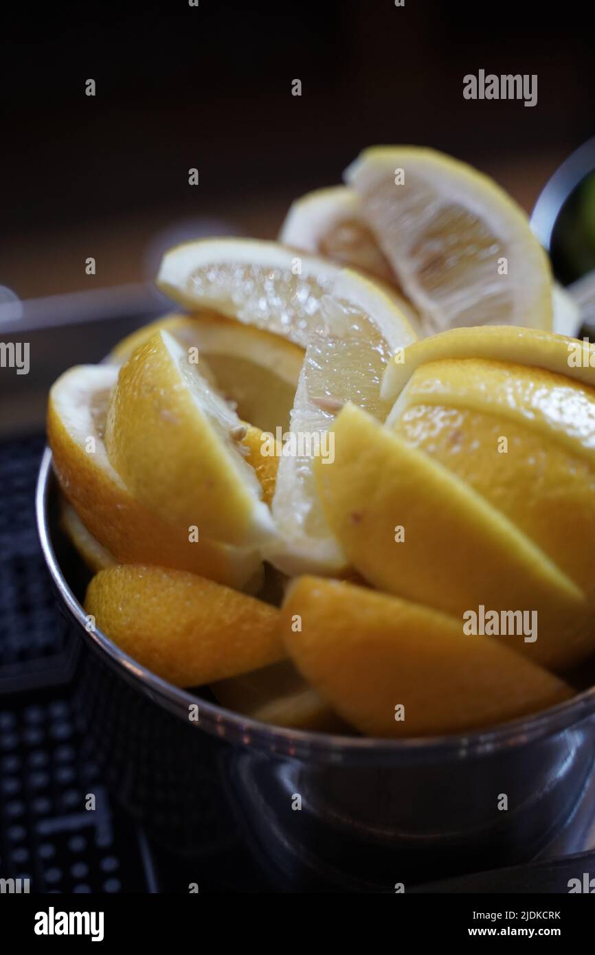 Zitronenscheiben in Scheiben, bereit für den Einsatz an einer Bar Stockfoto