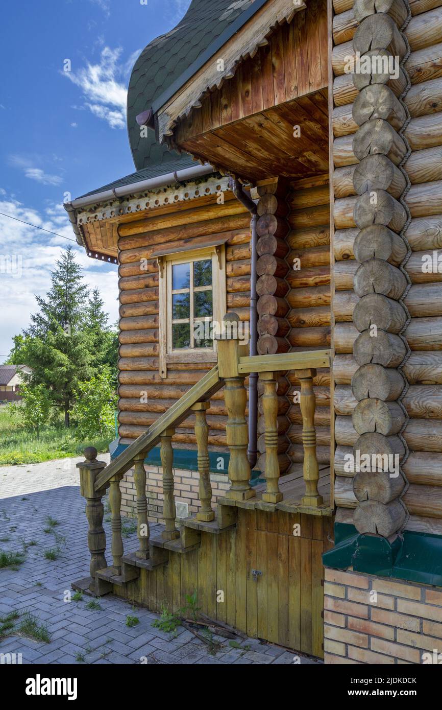 Authentische traditionelle nationale Holzarchitektur des letzten Jahrhunderts nach der Renovierung. Stockfoto