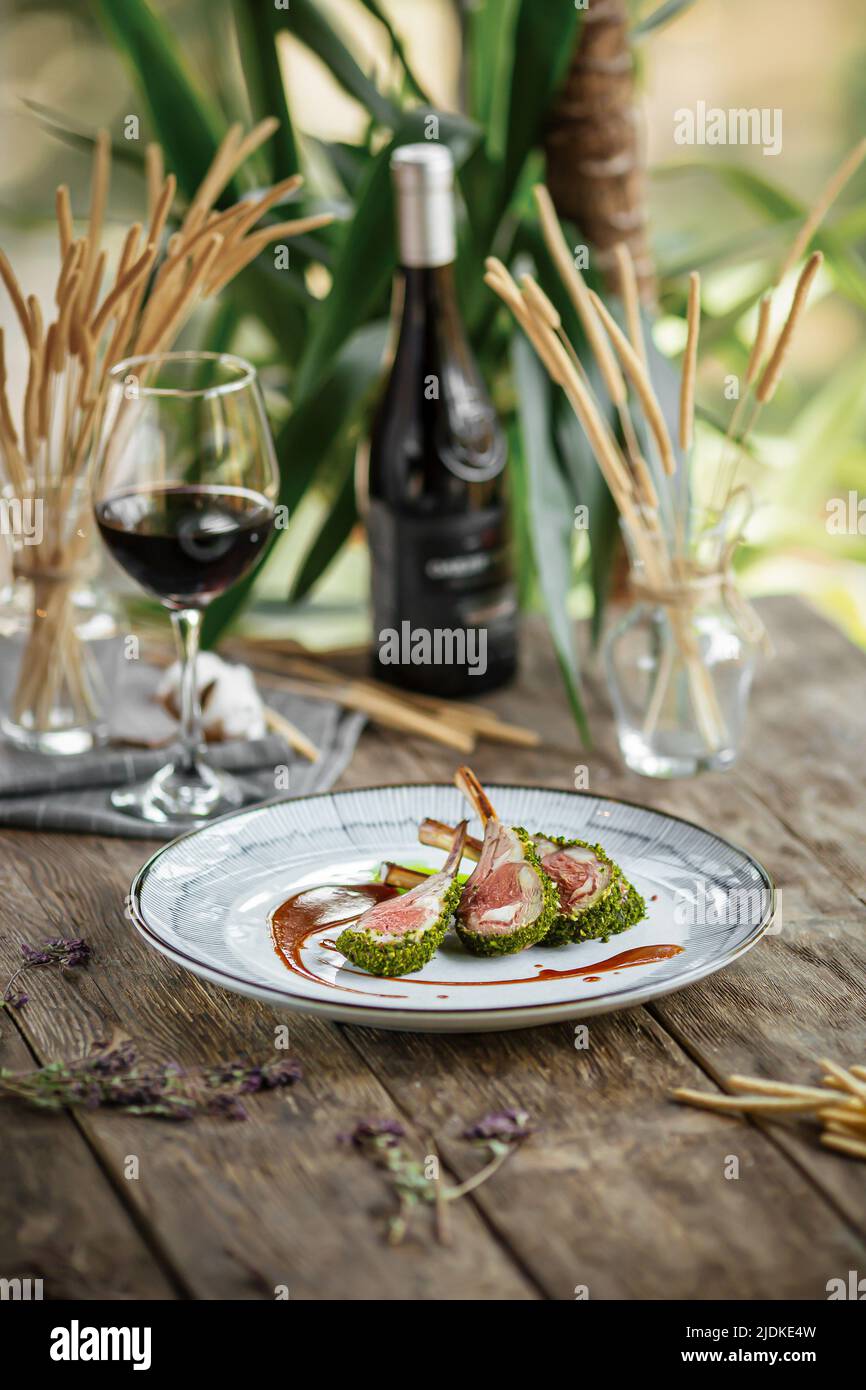 Teller mit Gourmet-Lammkoteletts Stockfoto