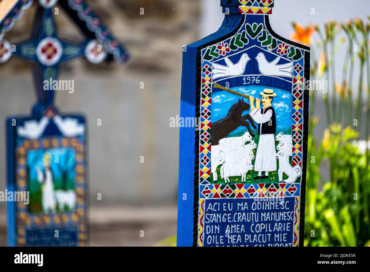 Sapanta, Maramures, Rumänien - 17. Juni 2022: Bemalte blaue Holzdenkmäler in einem einzigartigen in der Welt 'Merry Cemetery'. Stockfoto