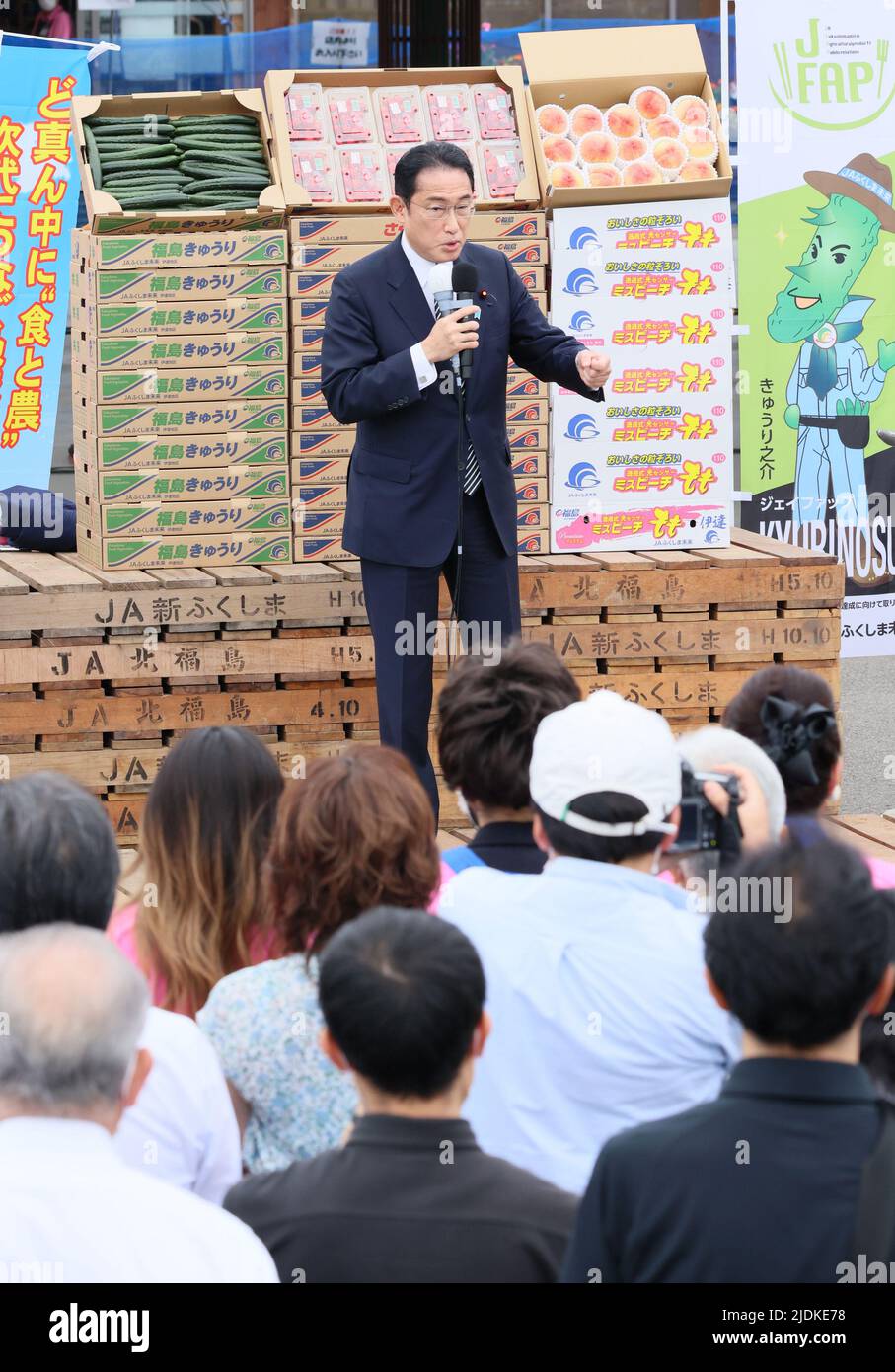 Fukushima, Japan. 22.. Juni 2022. Der japanische Premierminister und Präsident der regierenden Liberal-Demokratischen Partei (LDP) Fumio Kishida hält am Mittwoch, den 22. Juni 2022, eine Wahlkampfrede für seinen Parteikandidaten Hokuto Hoshi in einer Gemüseverkäufungsstelle in der nordjapanischen Stadt Fukushima, um die offizielle Kampagne für die Oberhauswahlen vom 10. Juli zu starten. Quelle: Yoshio Tsunoda/AFLO/Alamy Live News Stockfoto