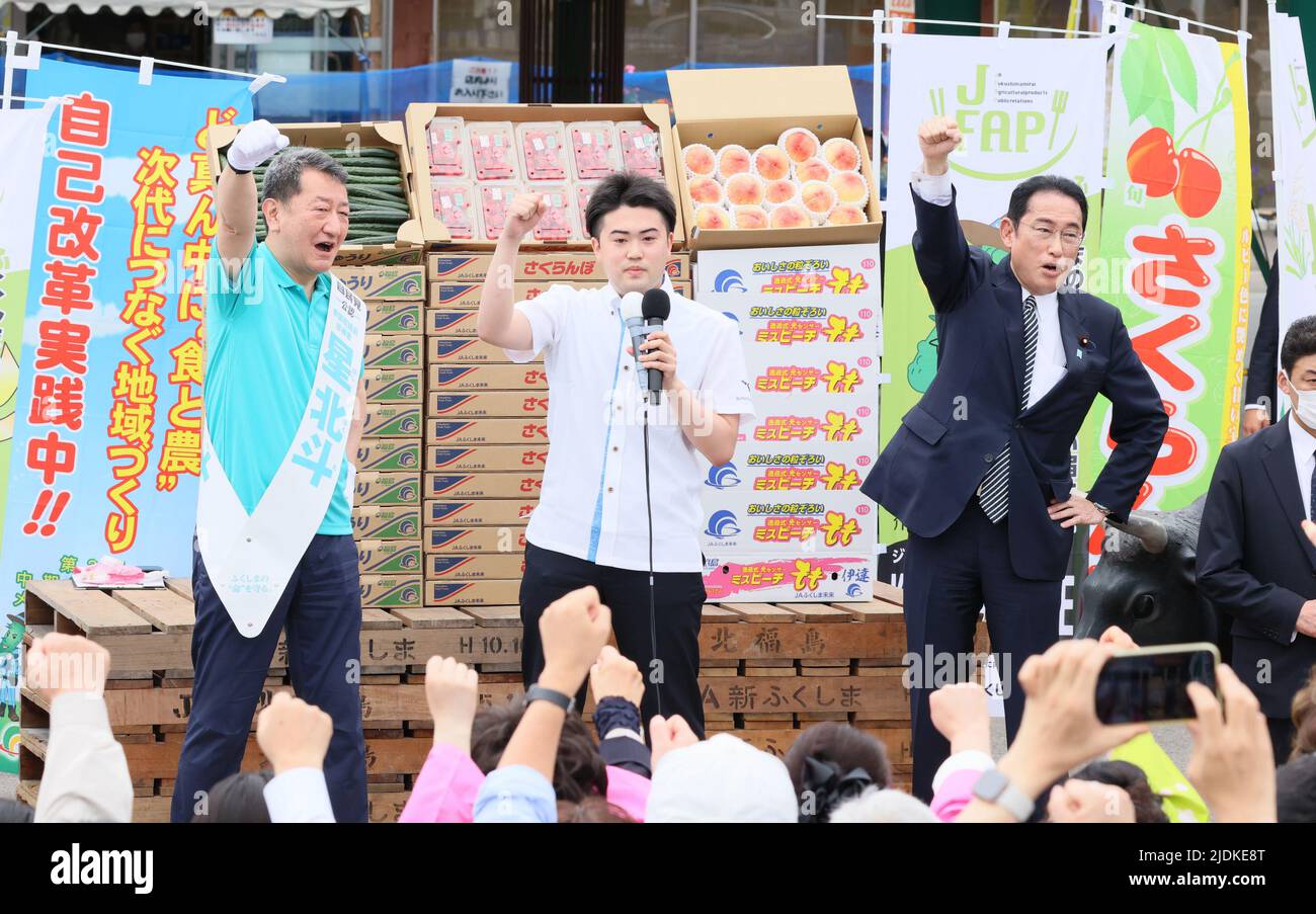 Fukushima, Japan. 22.. Juni 2022. Der japanische Premierminister und Präsident der regierenden Liberaldemokratischen Partei (LDP) Fumio Kishida (R) hebt am Mittwoch, den 22. Juni, mit seinem Parteikandidaten Hokuto Hoshi (L) in einer Gemüseverkäufungs-Verkaufsstelle in Fukushima, Nordjapan, die Faust. 2022 als offizieller Wahlkampf für die Oberhauswahlen vom 10. Juli begann. Quelle: Yoshio Tsunoda/AFLO/Alamy Live News Stockfoto