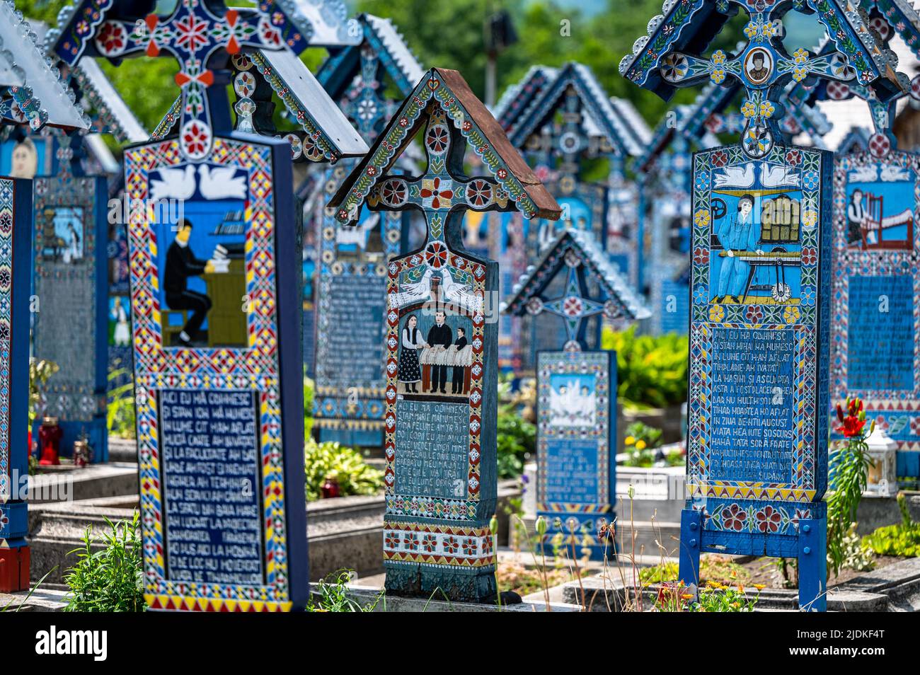 Sapanta, Maramures, Rumänien - 17. Juni 2022: Bemalte blaue Holzdenkmäler in einem einzigartigen in der Welt 'Merry Cemetery'. Stockfoto