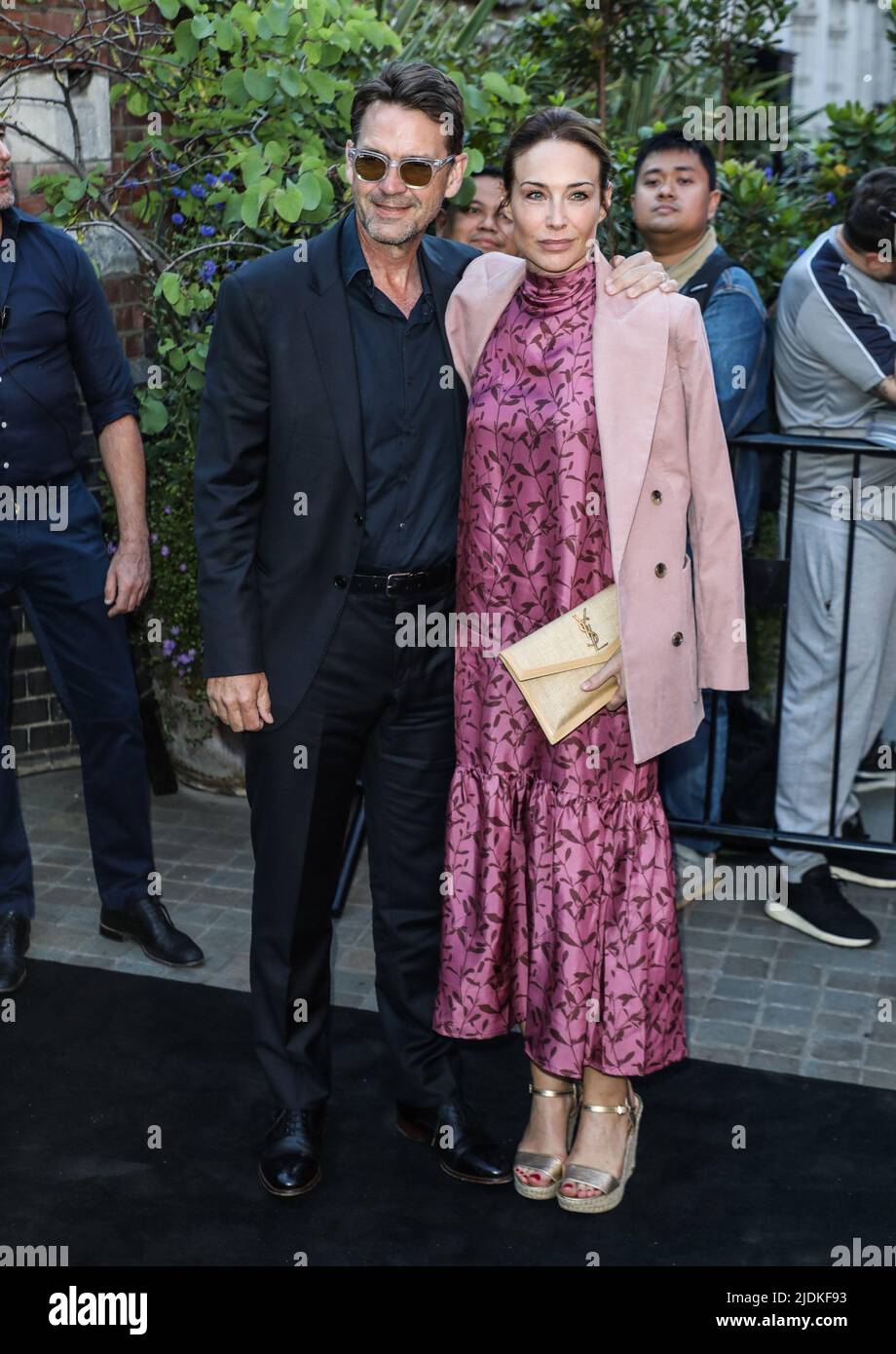 London, Großbritannien. 21.. Juni 2022. (L-R) Dougrey Scott und Claire Forlani sahen im Chiltern Firehouse in London zu einem Abendessen bei Chris McCarthy & David Glasser ankommen, um die britische Einführung von Paramount zu feiern. Kredit: SOPA Images Limited/Alamy Live Nachrichten Stockfoto